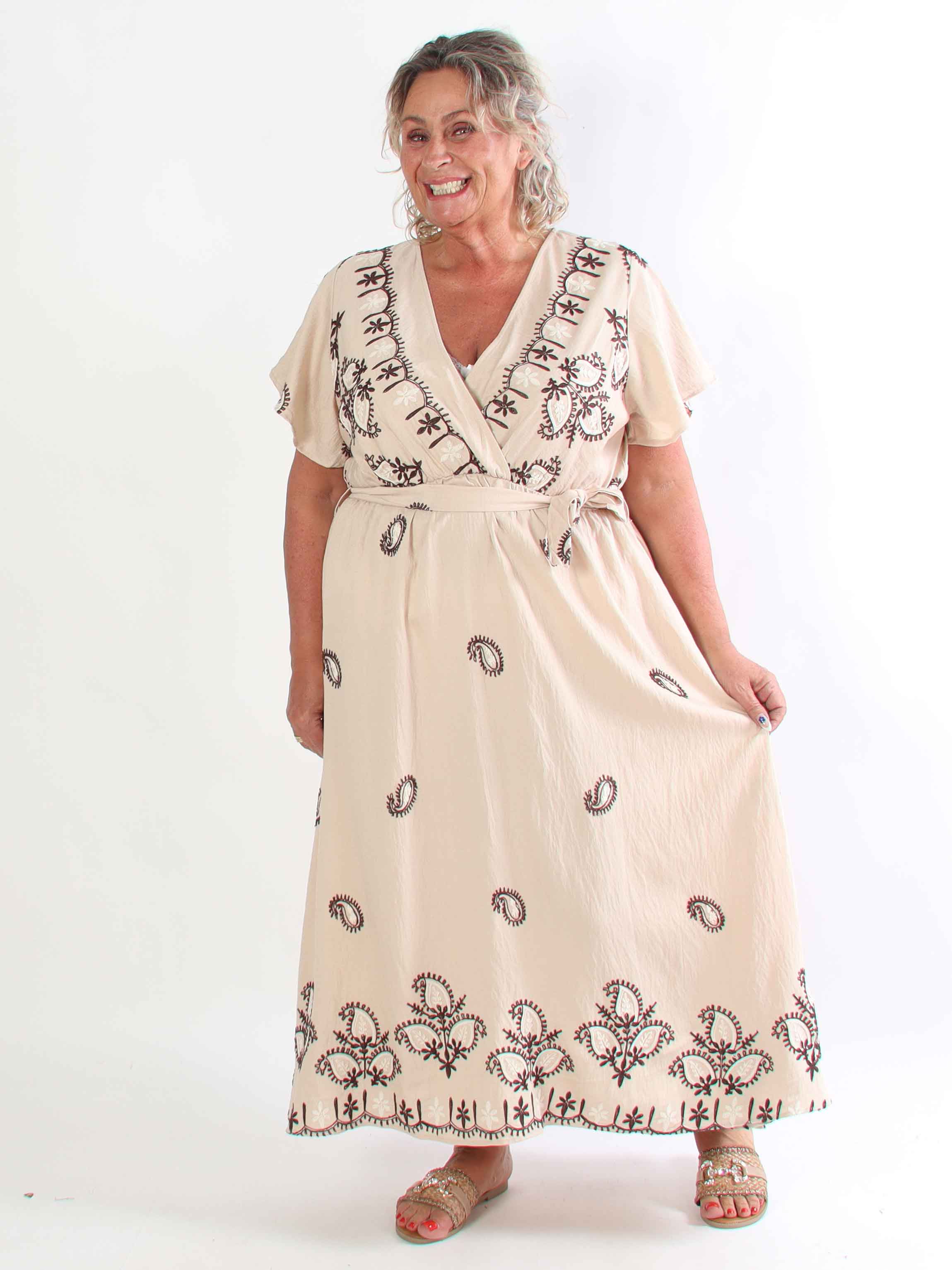 Nidia - Feminin kjole i viskoseblanding med broderet paisley mønster