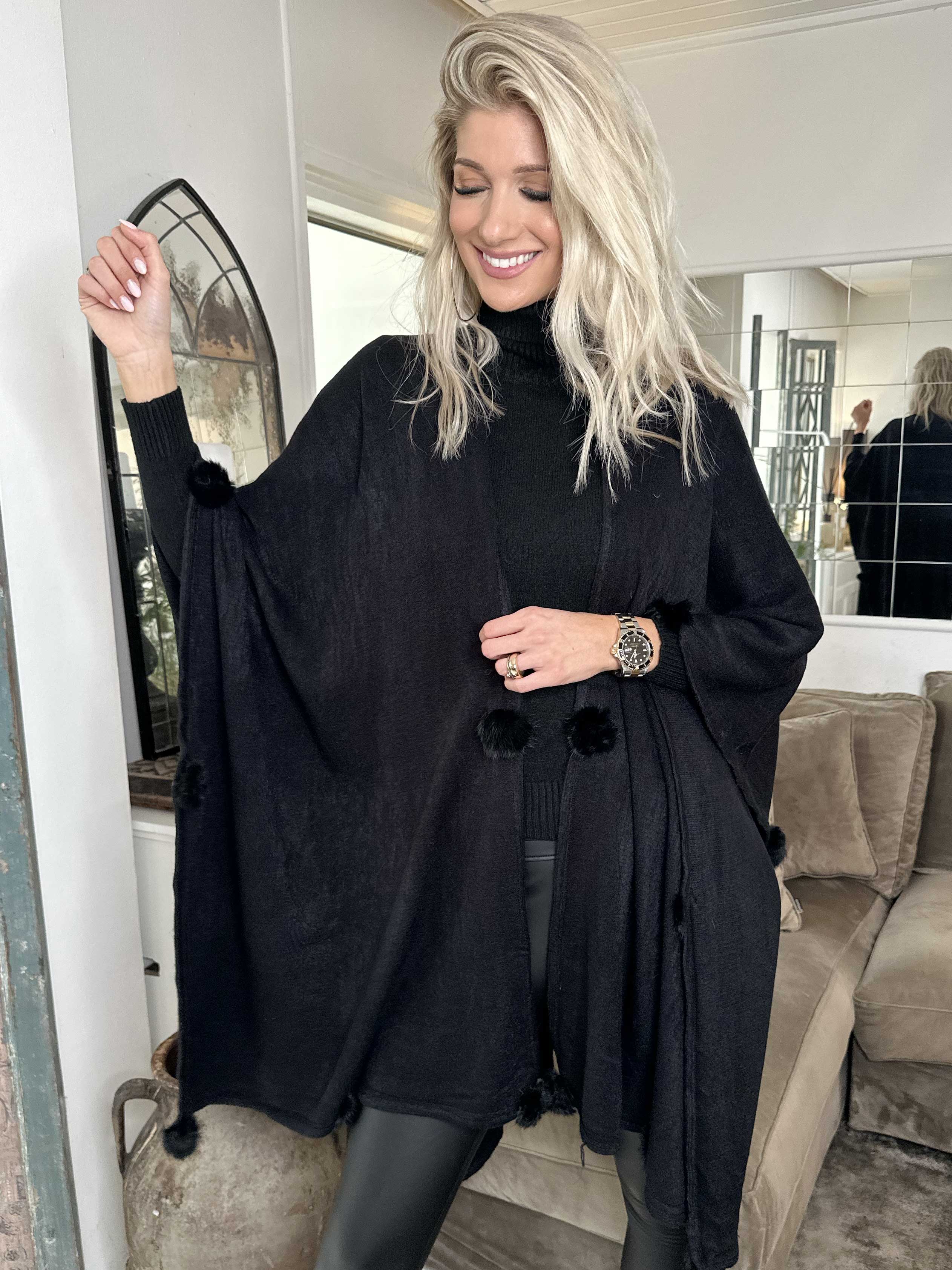 Nila - Lang varm poncho med pomponer