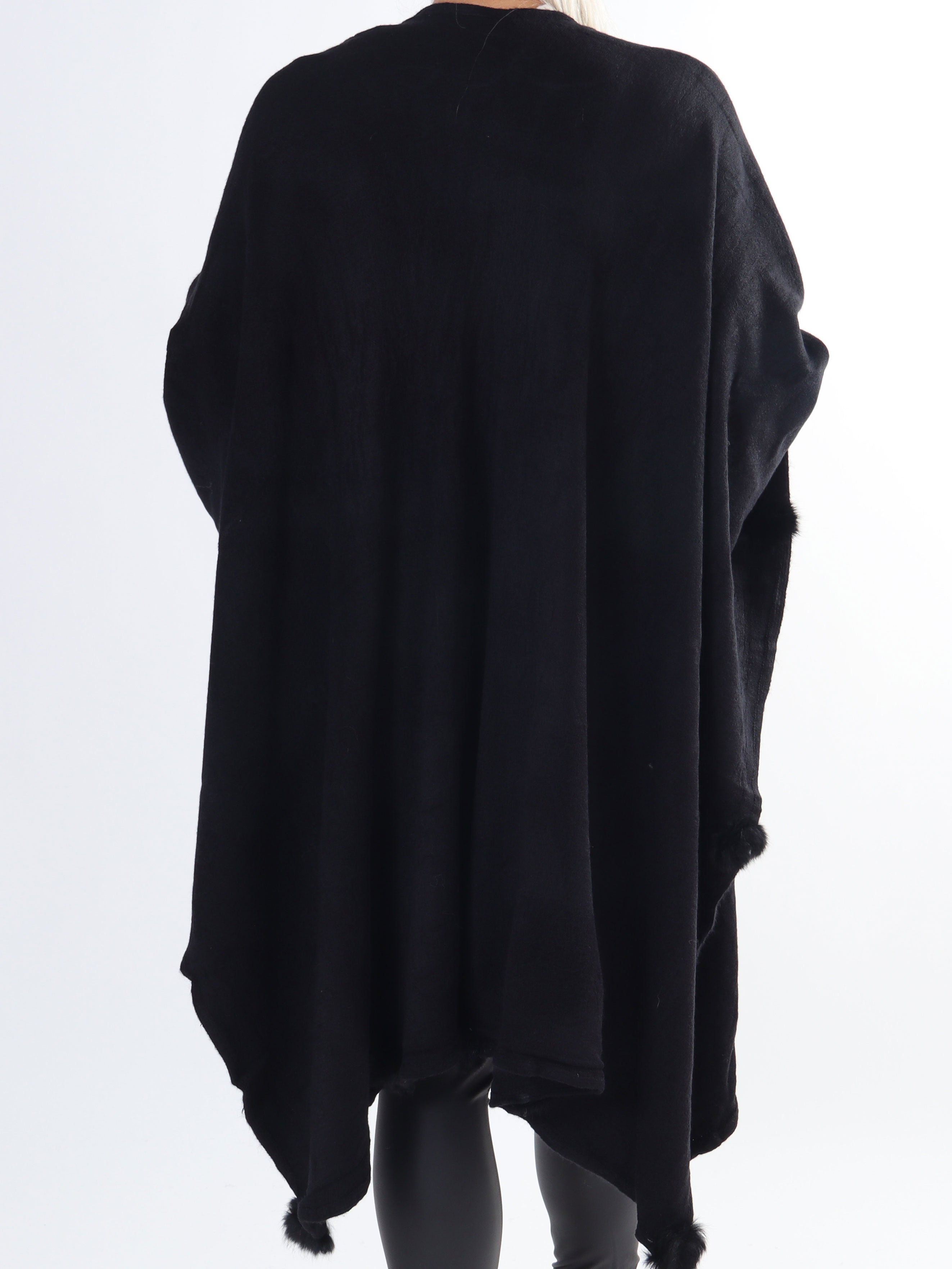 Nila - Lang varm plus size poncho med pomponer