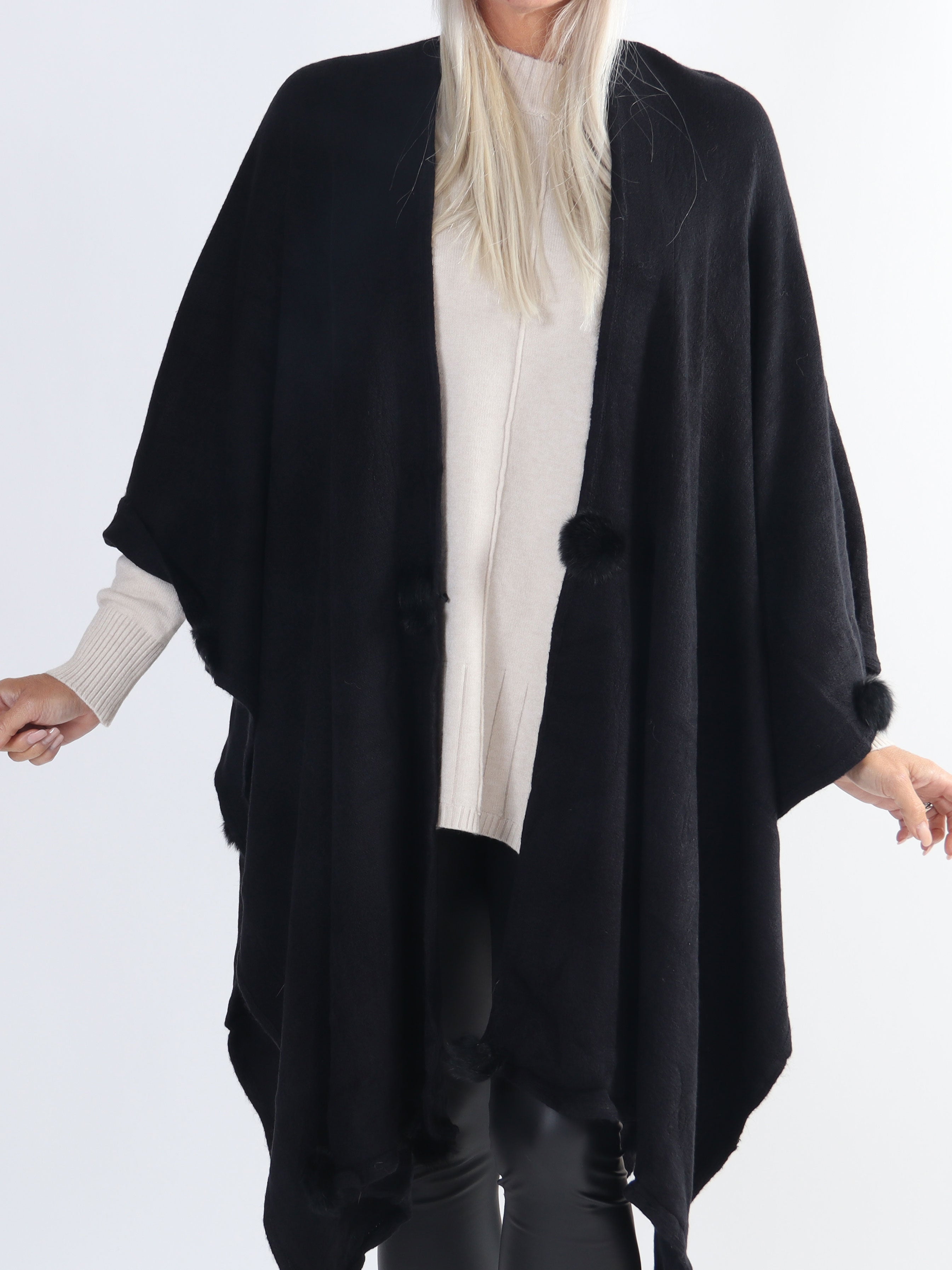 Nila - Lang varm plus size poncho med pomponer