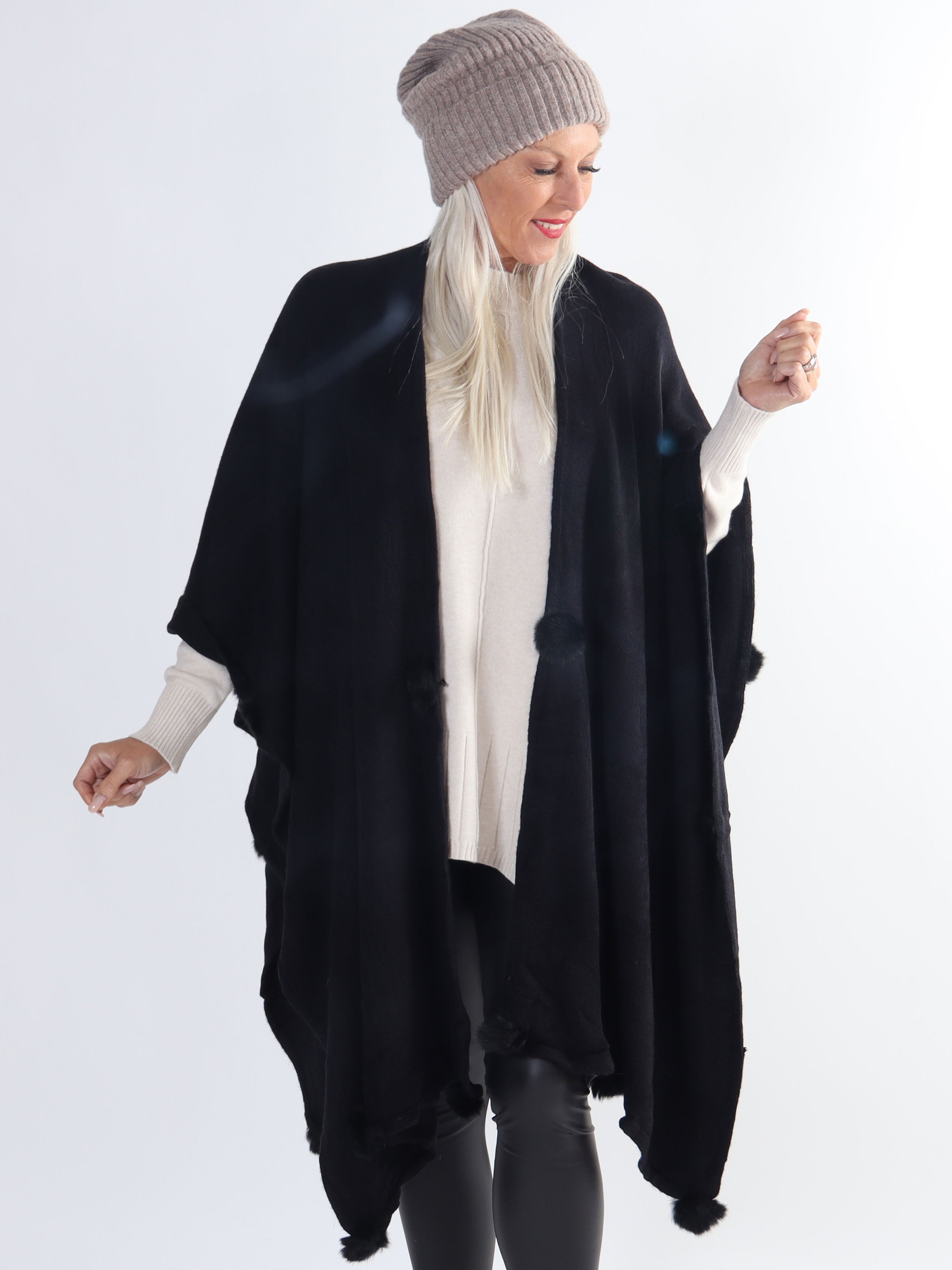 Nila - Lang varm plus size poncho med pomponer