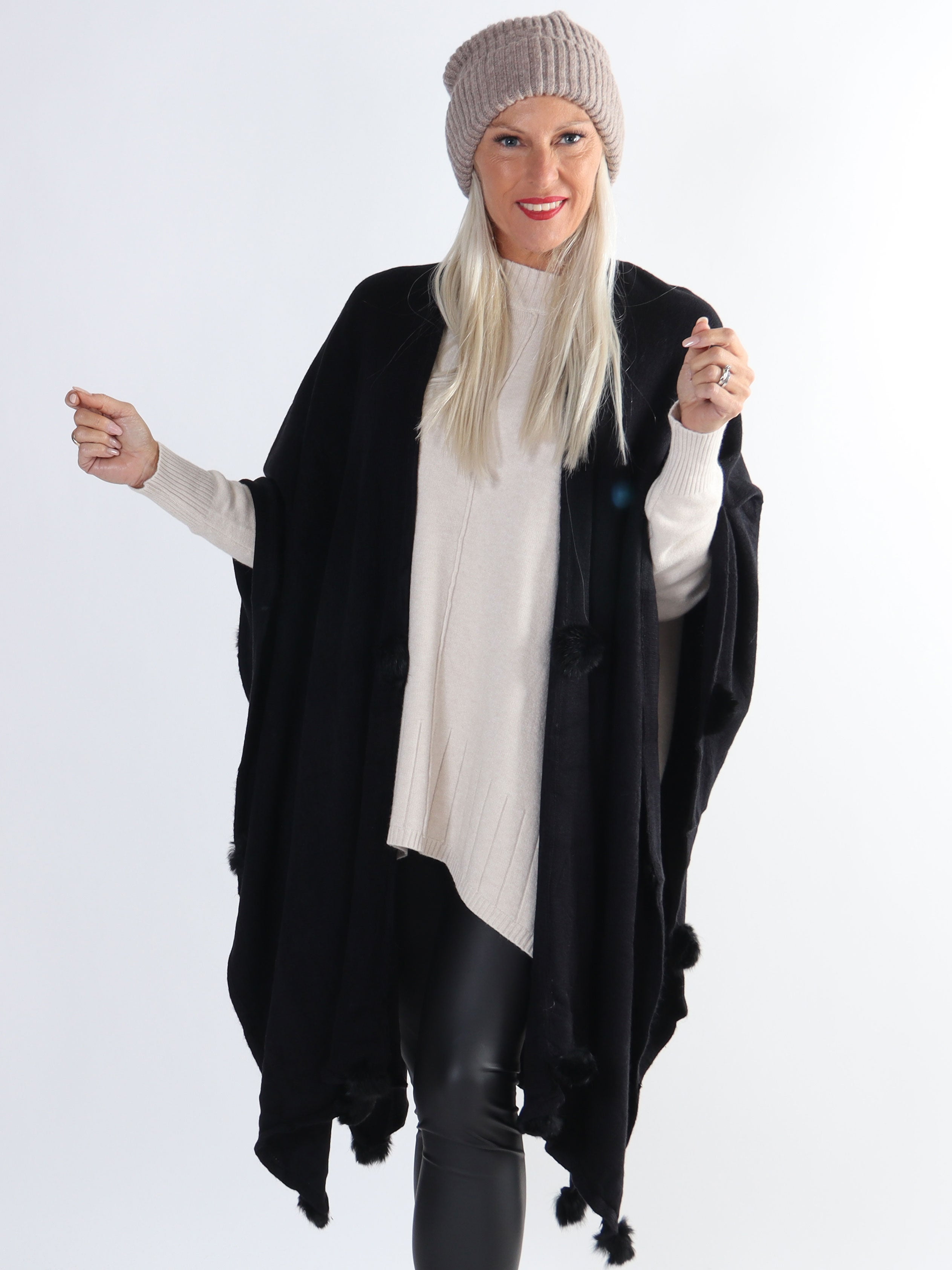Nila - Lang varm plus size poncho med pomponer