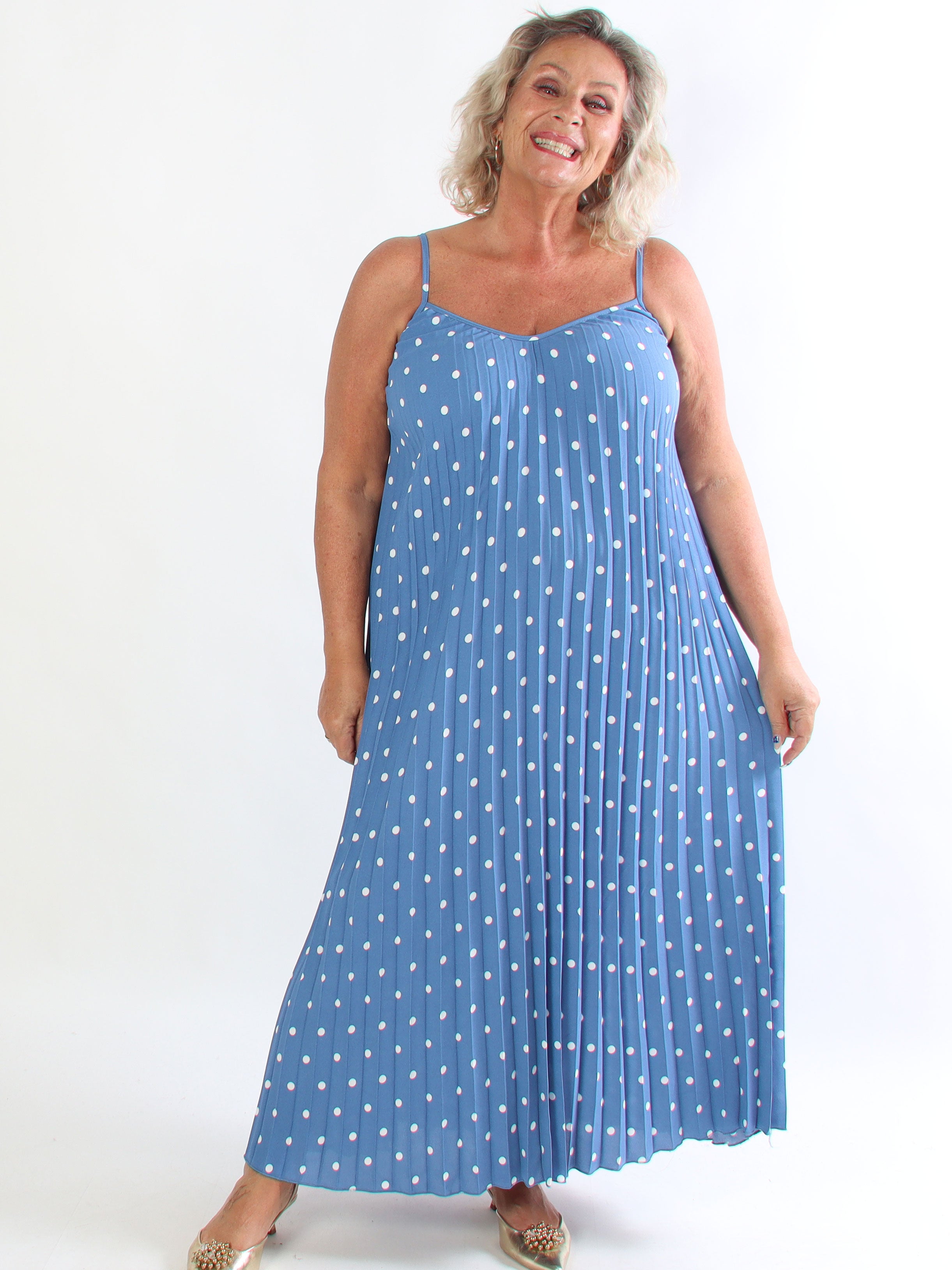 Nilsine - Lang prikket plus size stropkjole med plisseringer