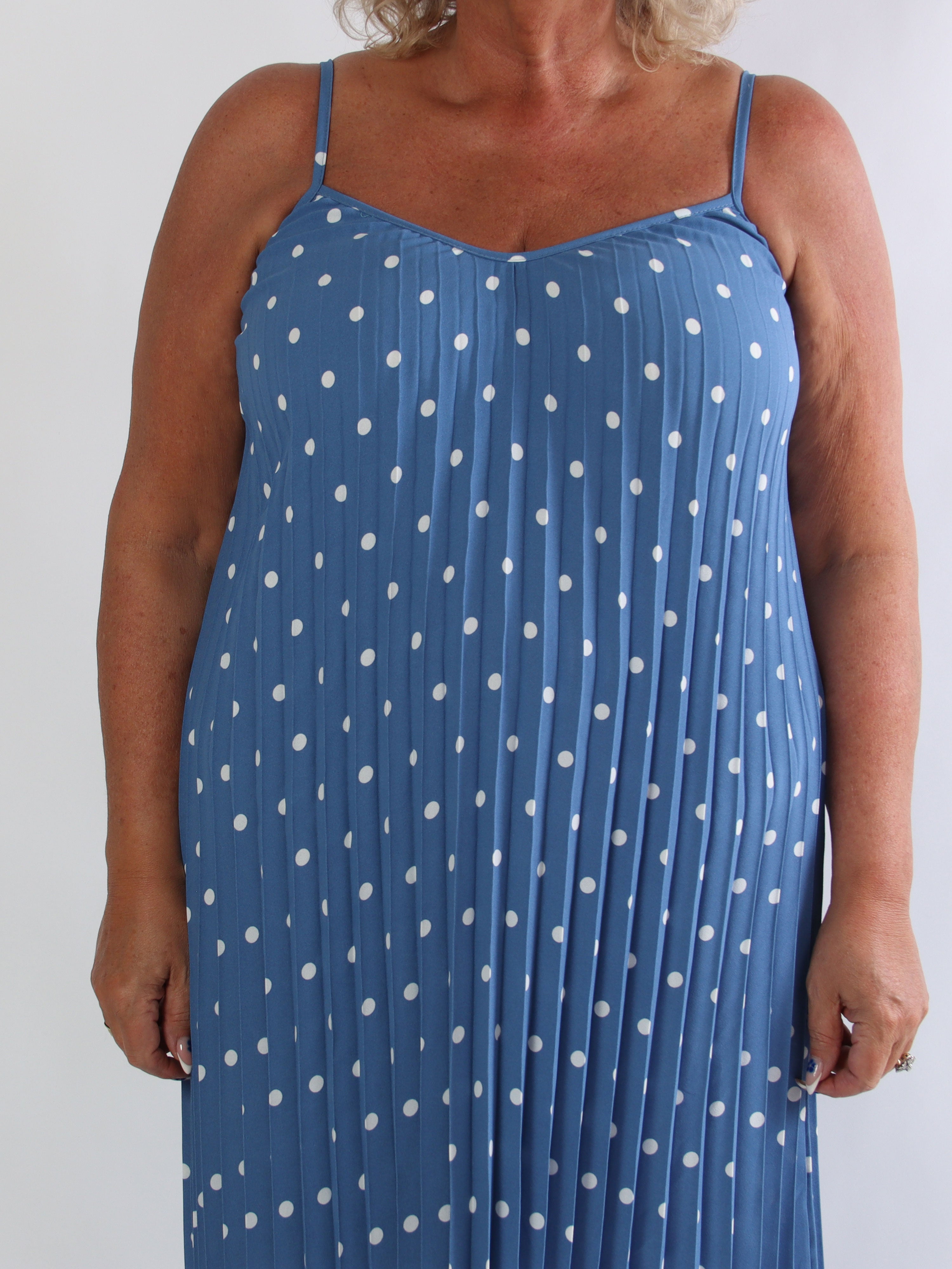 Nilsine - Lang prikket plus size stropkjole med plisseringer