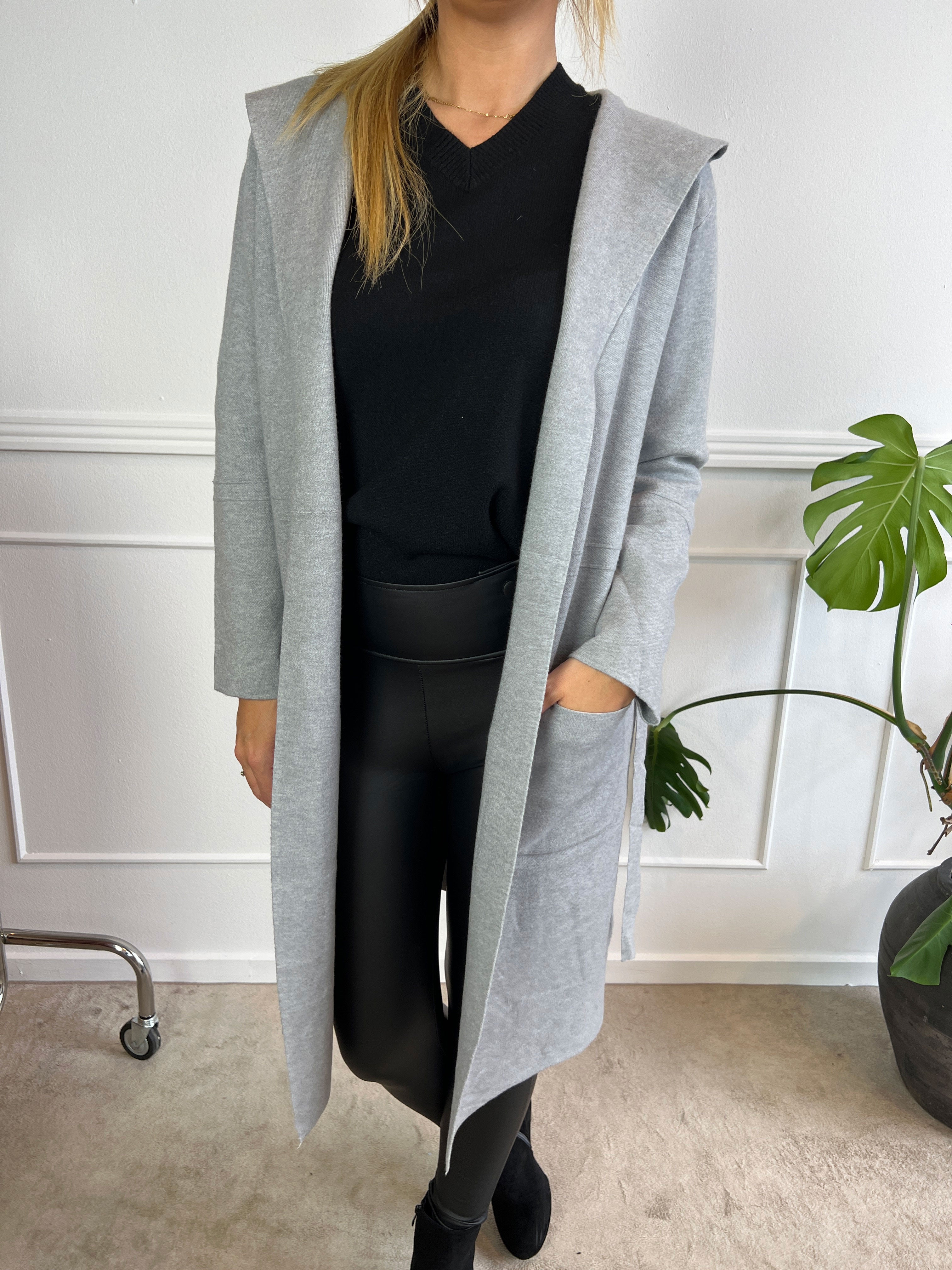 Nina - Dejlig blød cardigan med hætte og bindebånd