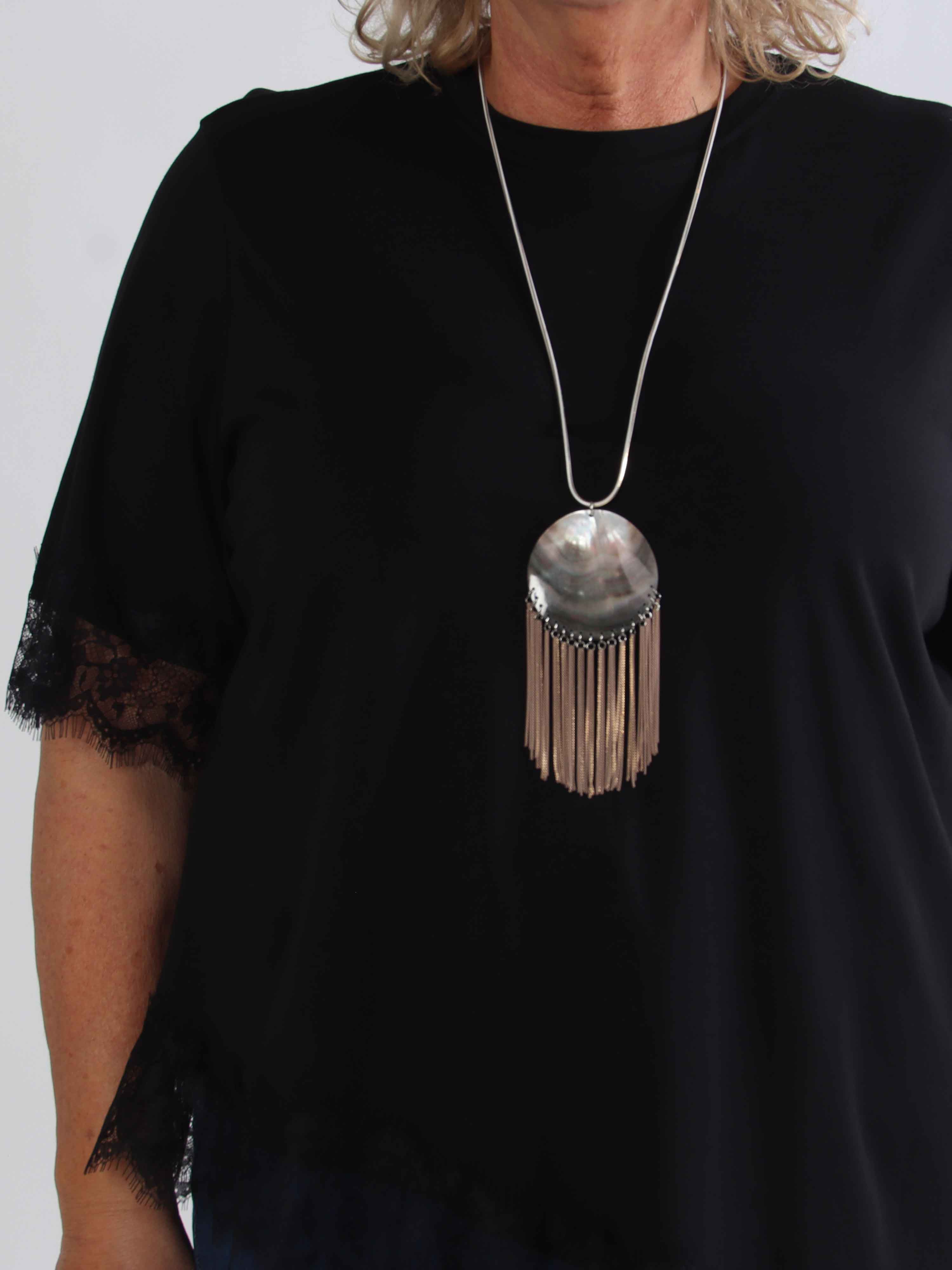 Nitza - Plus size t-shirt i bomuld med skråtskåret bund og elegante blondekanter