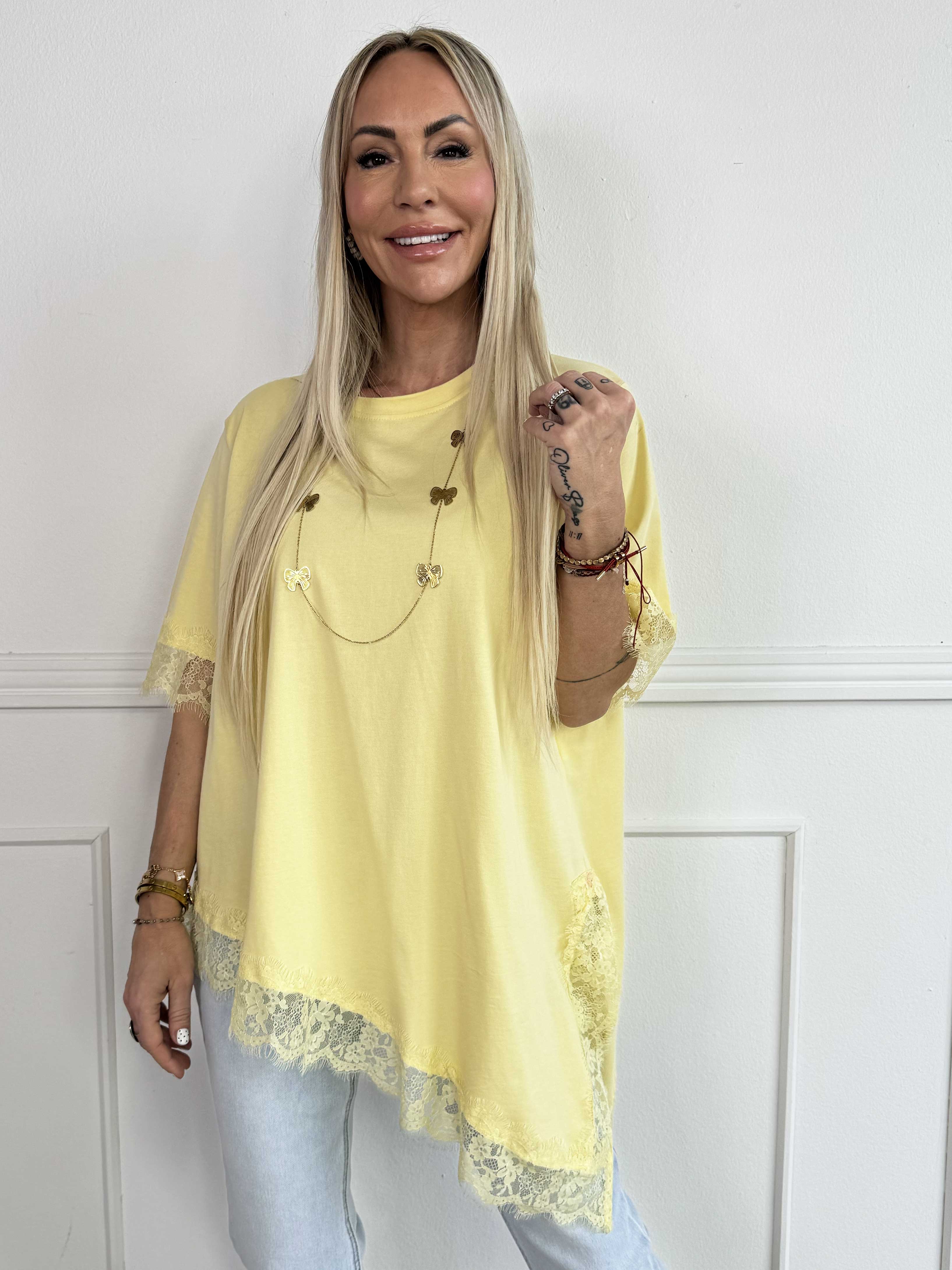 Nitza - T-shirt i blød bomuld med skråtskåret bund og elegante blondekanter