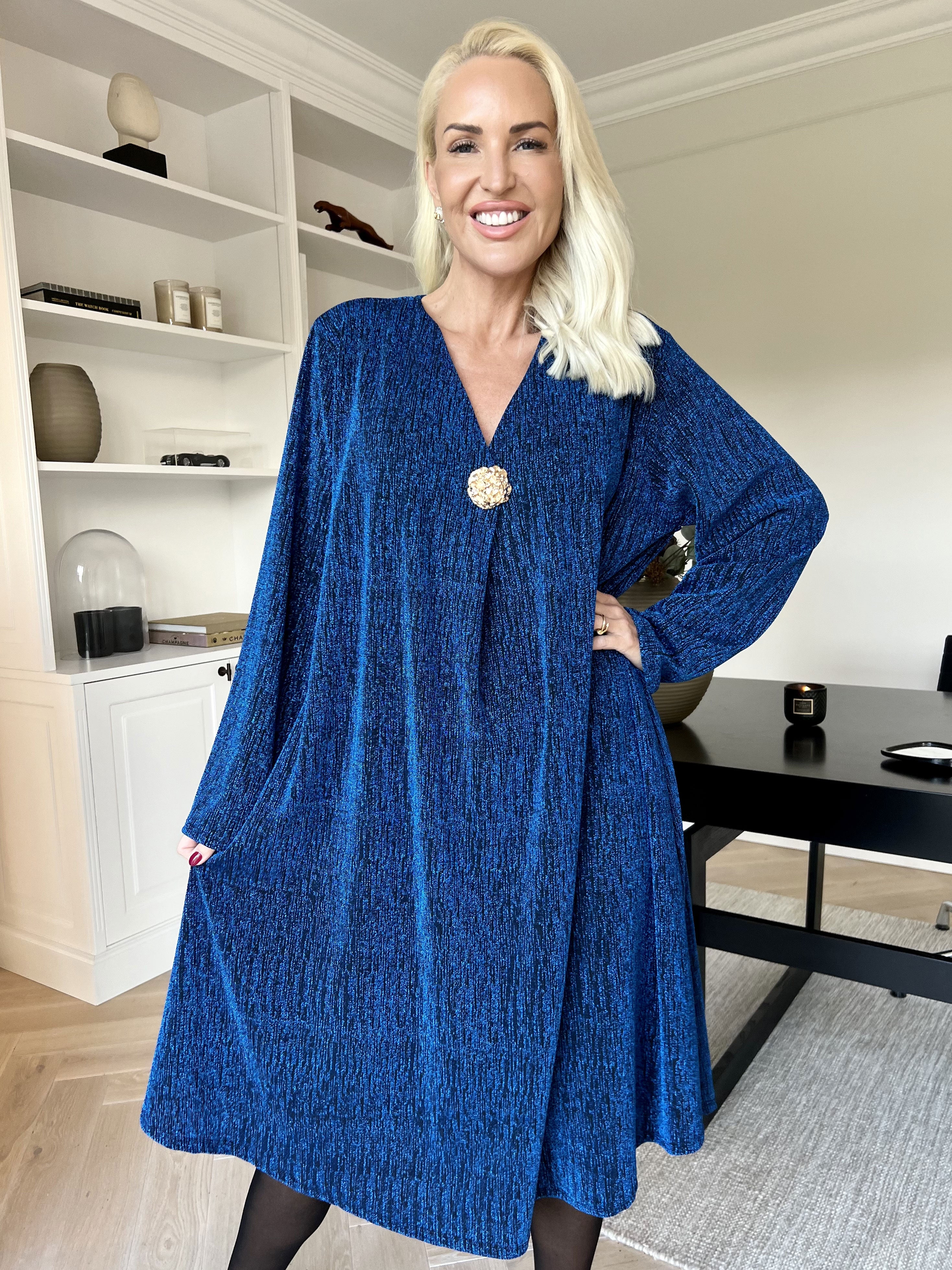 Noelia - Kjole med glimmertråde og guld broche