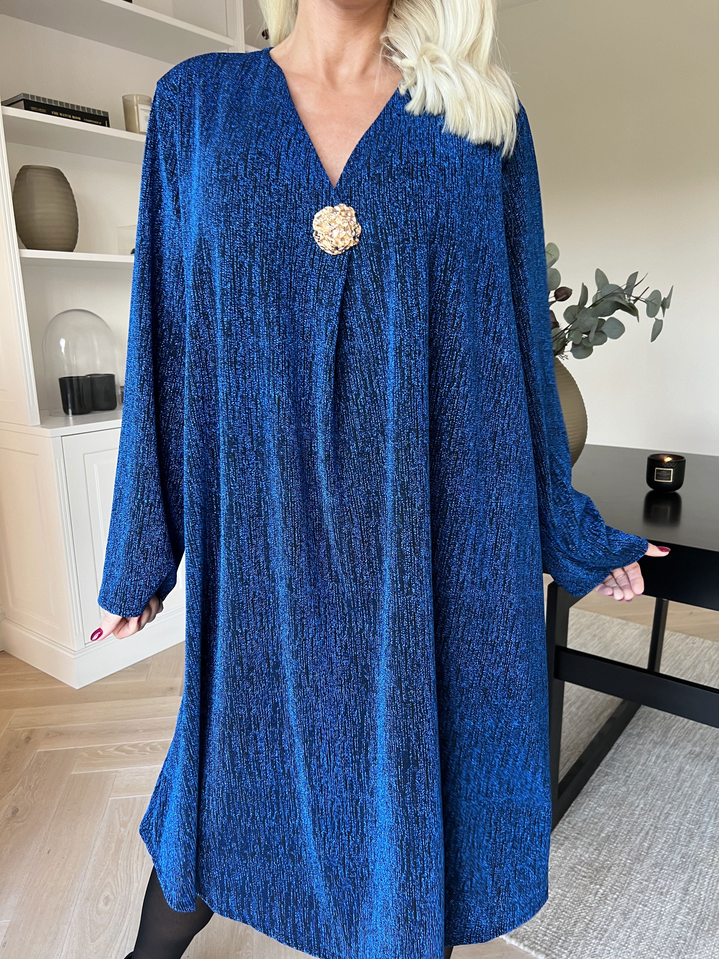 Noelia - Kjole med glimmertråde og guld broche