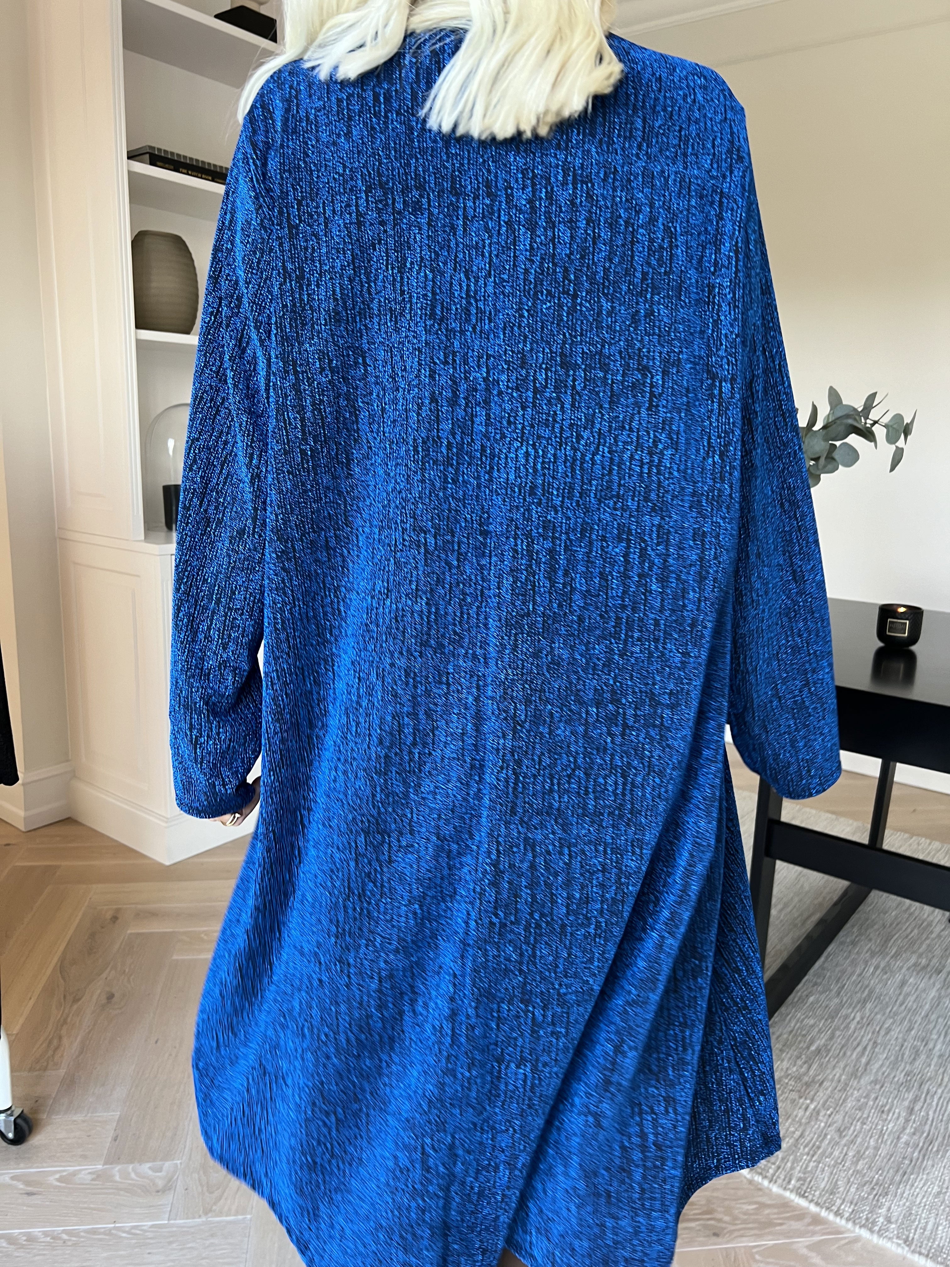 Noelia - Kjole med glimmertråde og guld broche