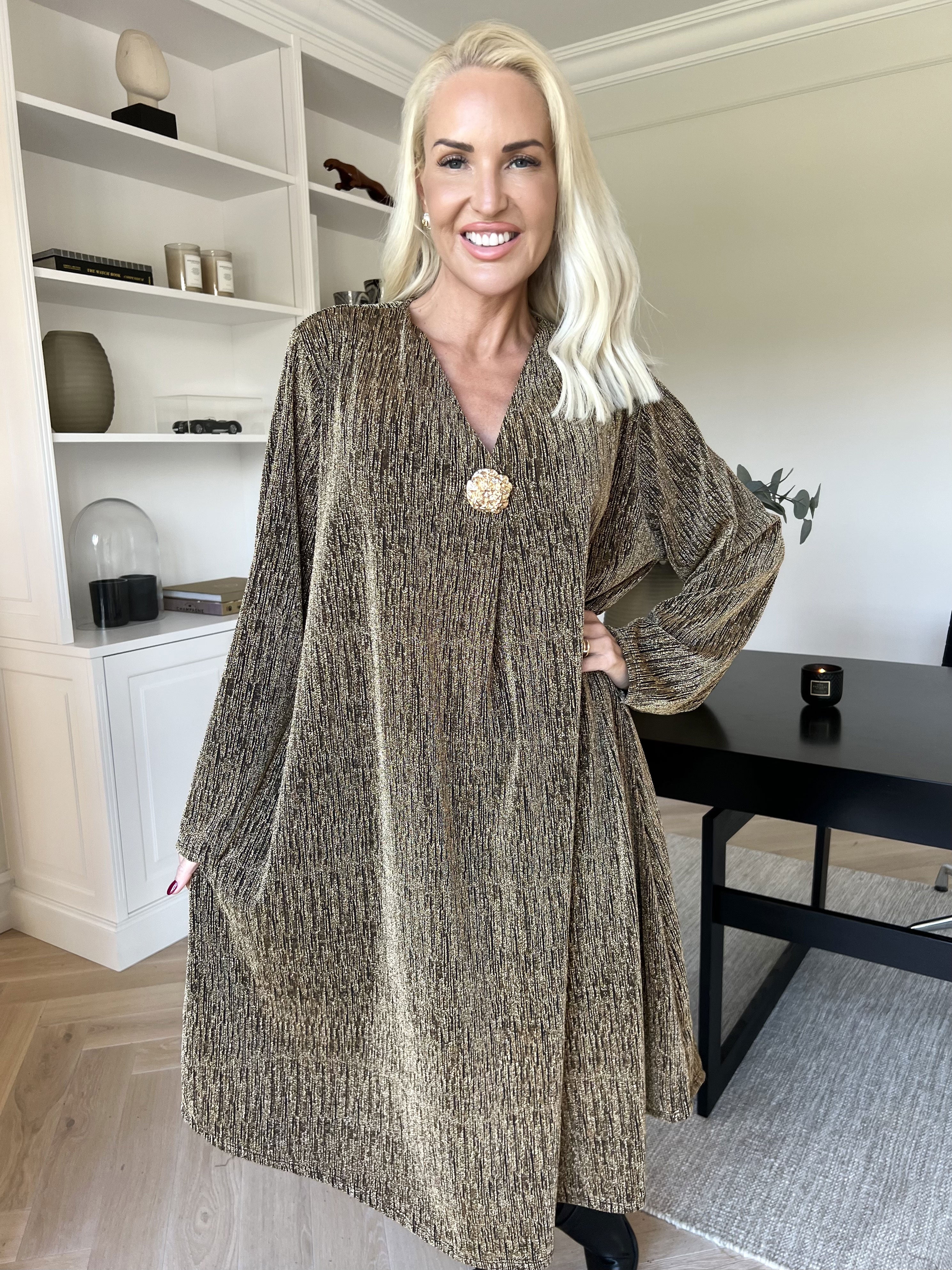 Noelia - Kjole med glimmertråde og guld broche