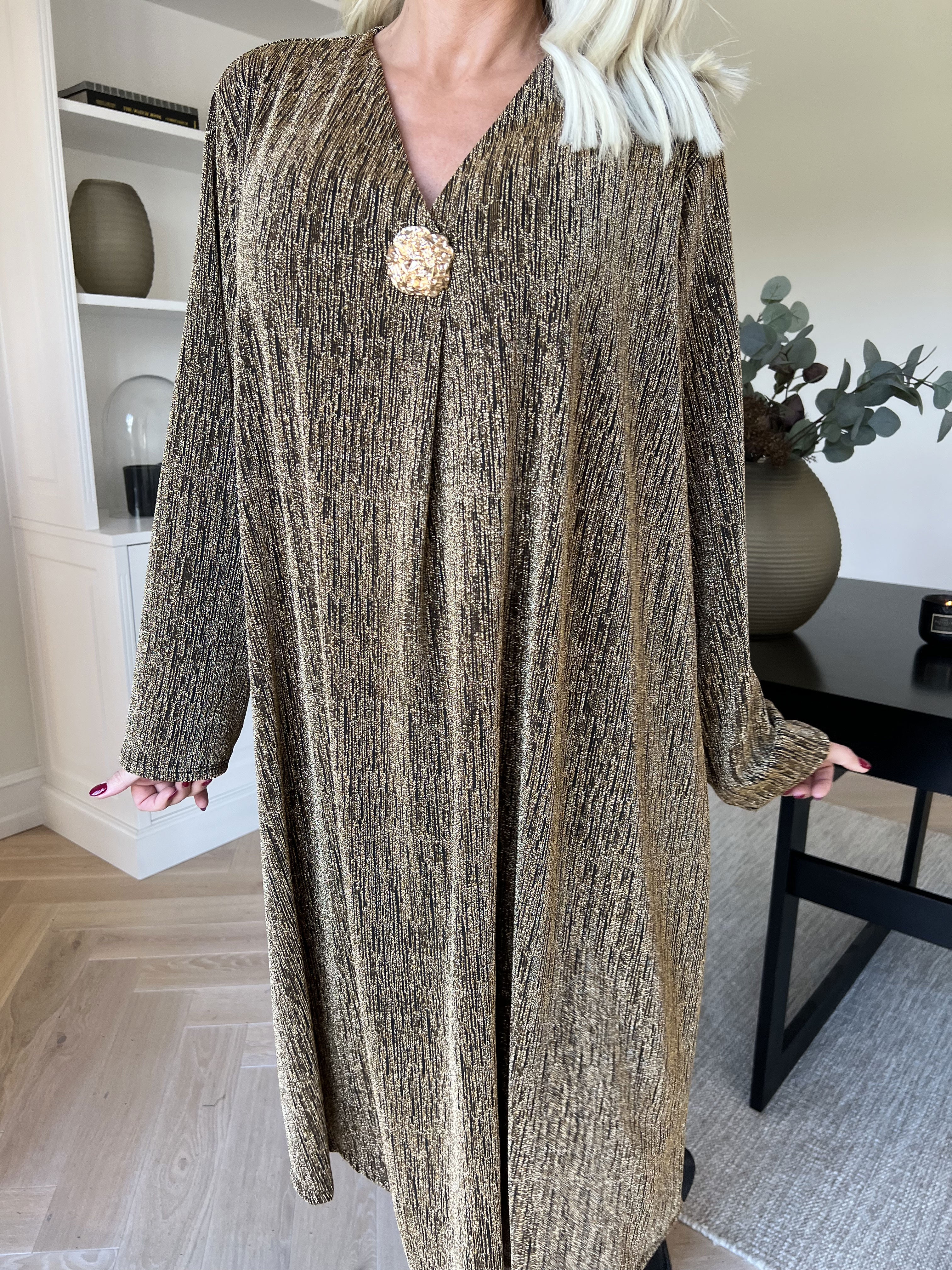 Noelia - Kjole med glimmertråde og guld broche