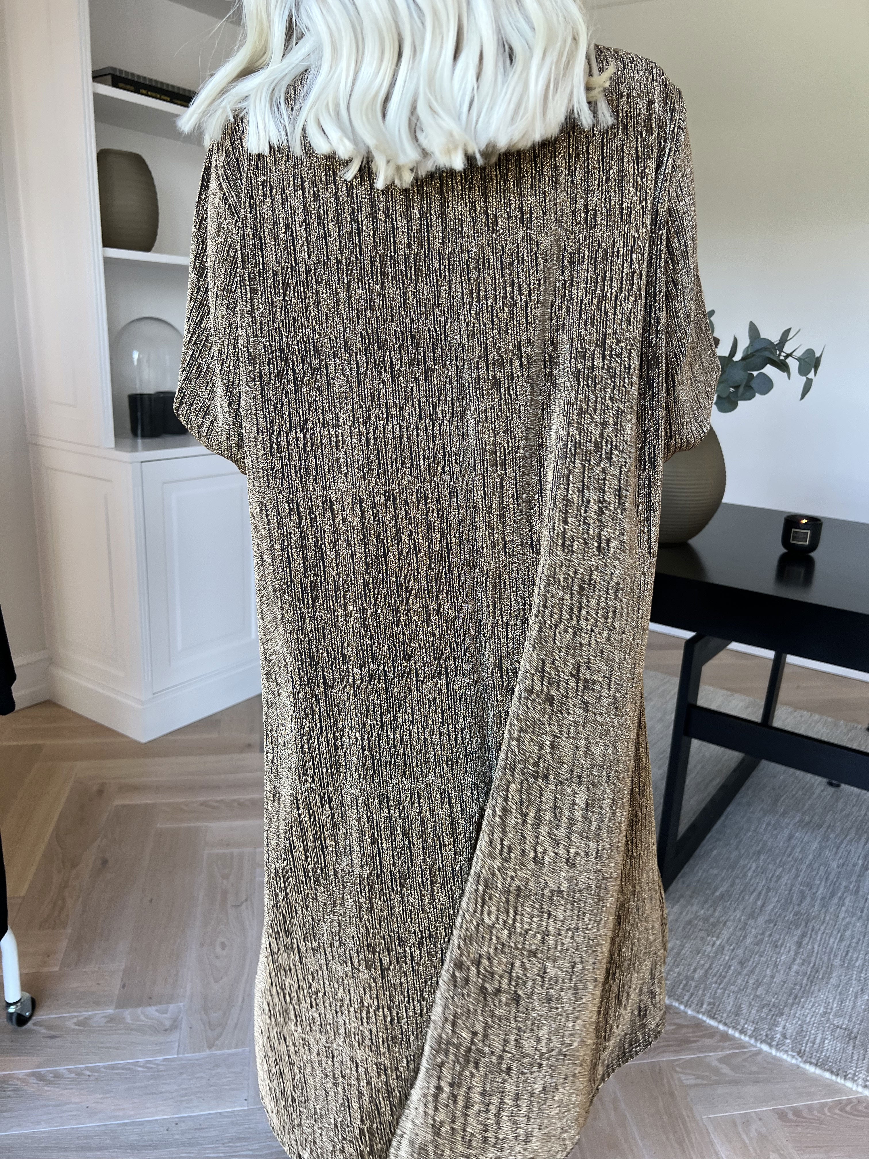 Noelia - Kjole med glimmertråde og guld broche