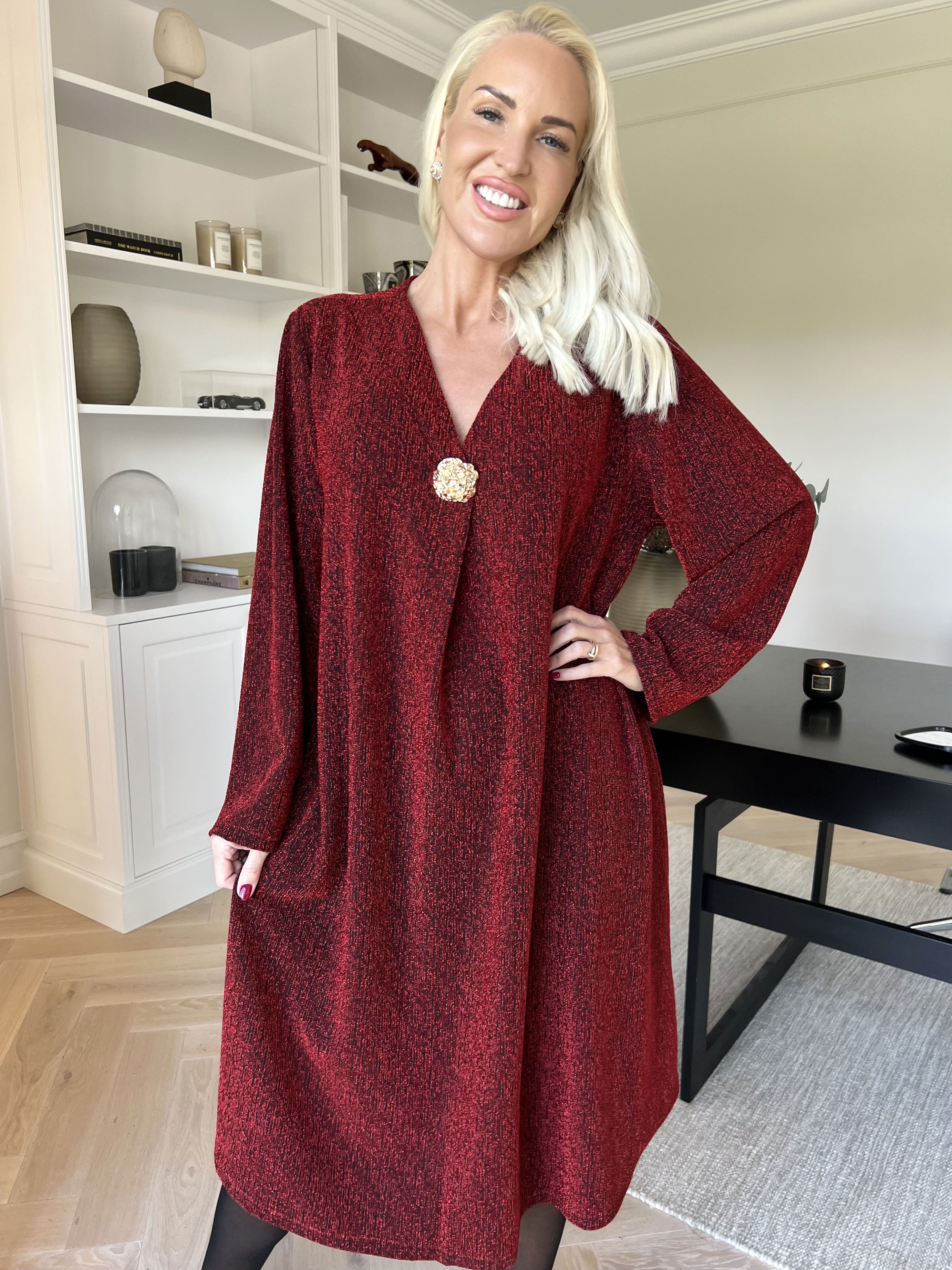 Noelia - Kjole med glimmertråde og guld broche