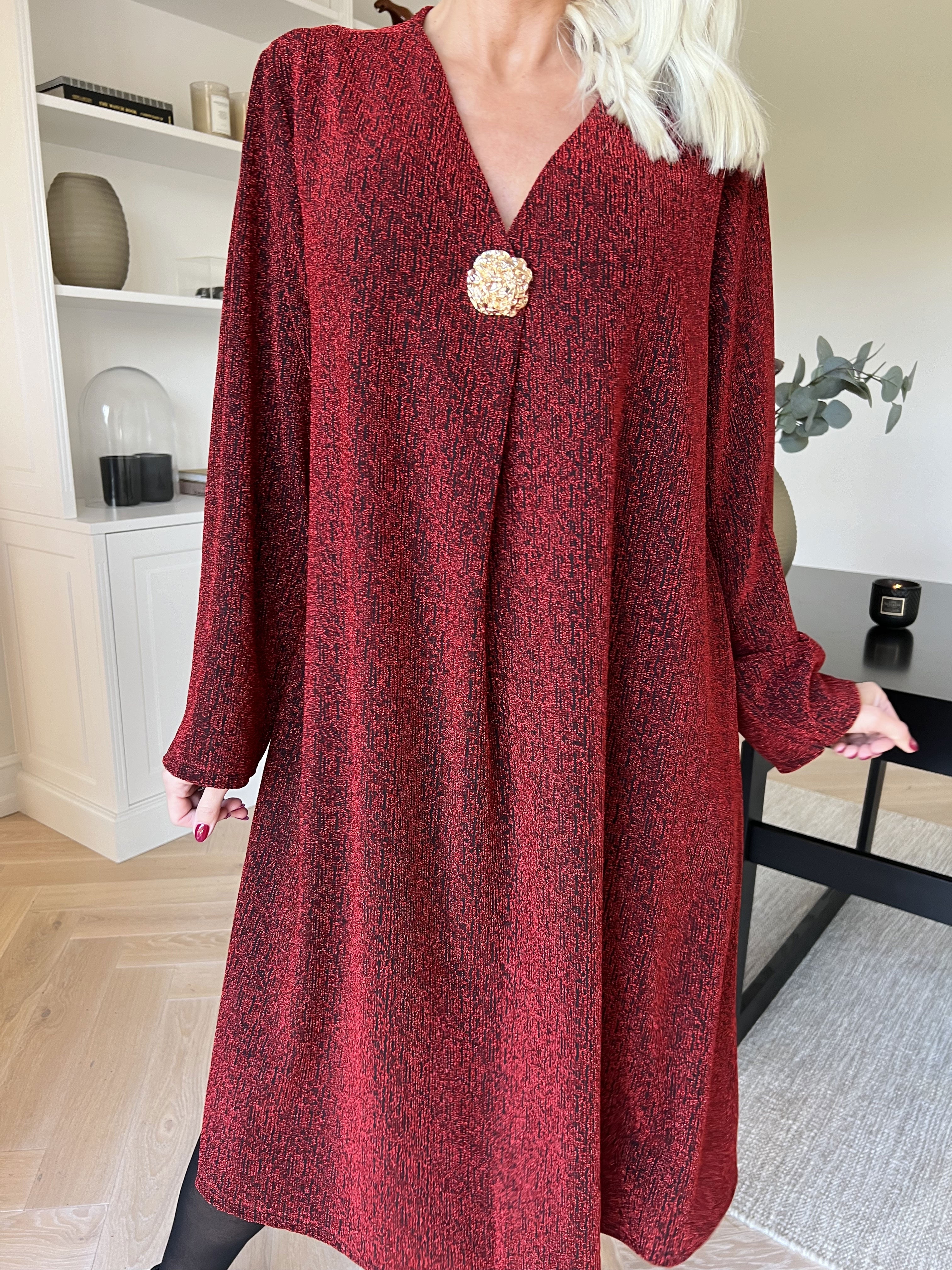 Noelia - Kjole med glimmertråde og guld broche