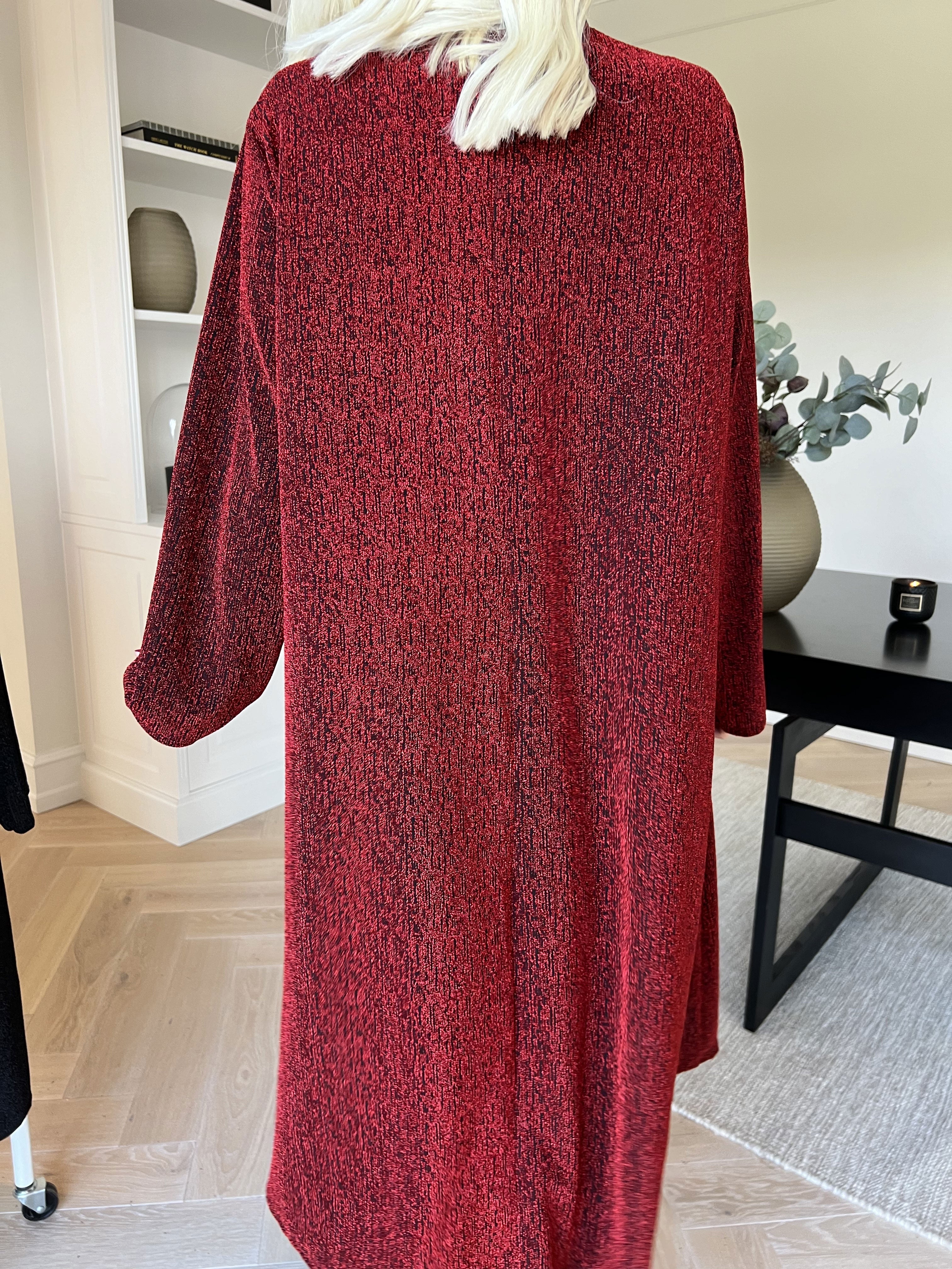 Noelia - Kjole med glimmertråde og guld broche