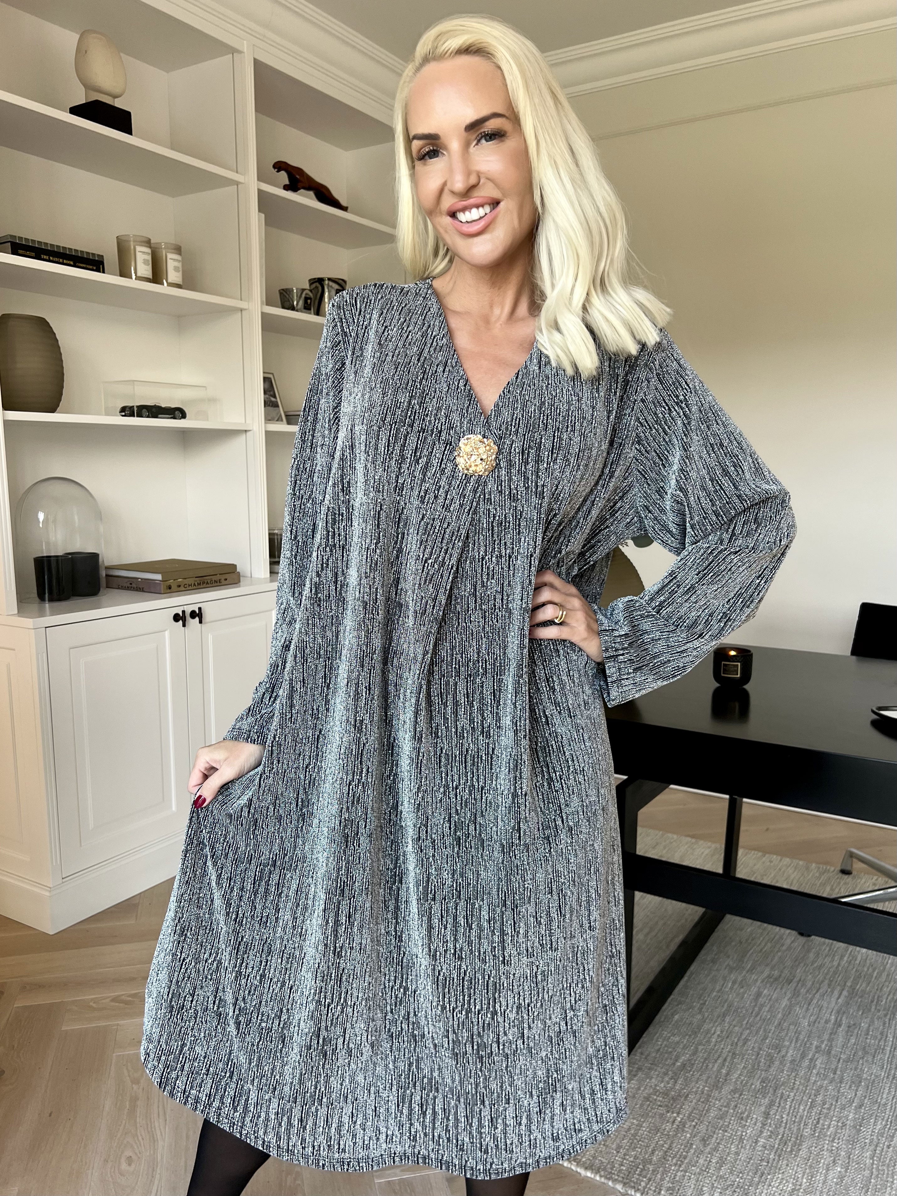 Noelia - Kjole med glimmertråde og guld broche