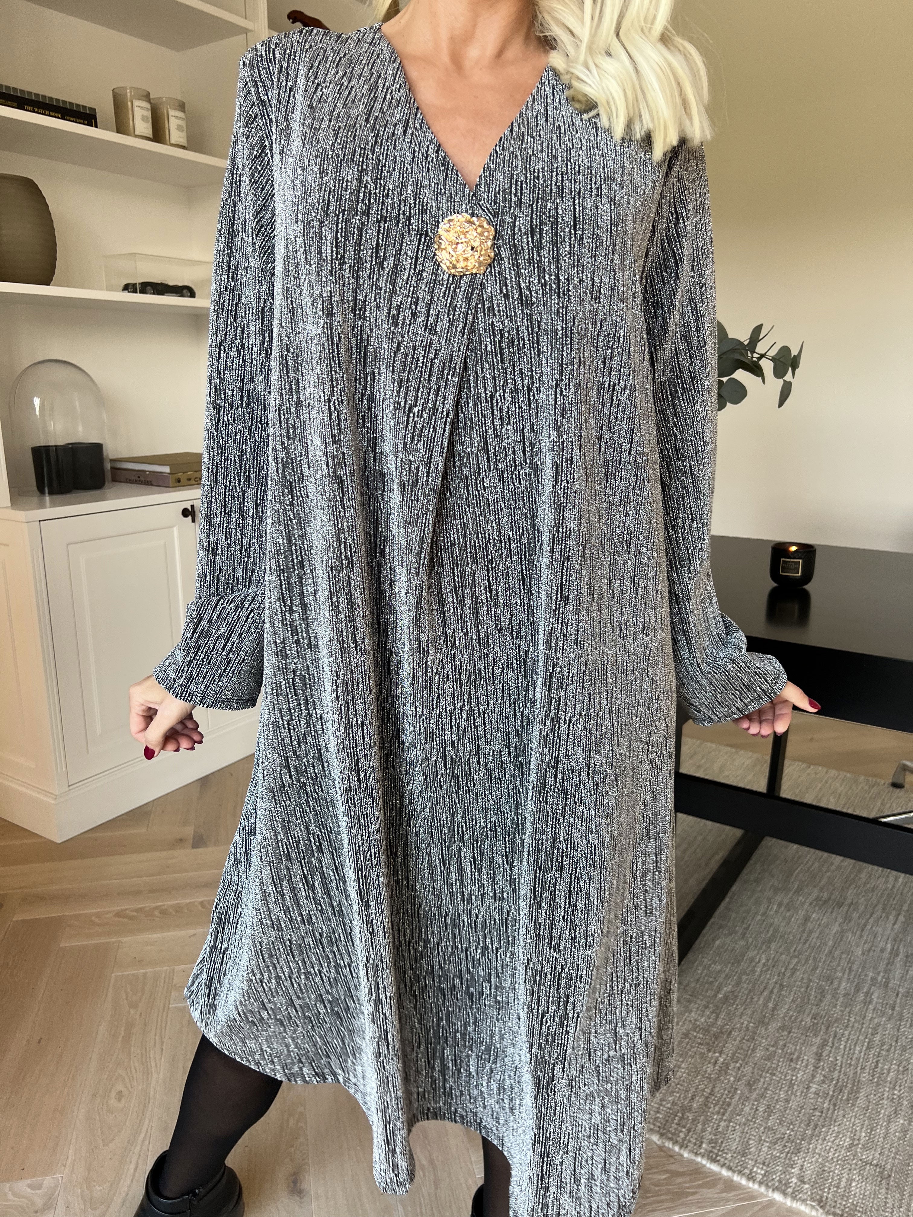 Noelia - Kjole med glimmertråde og guld broche