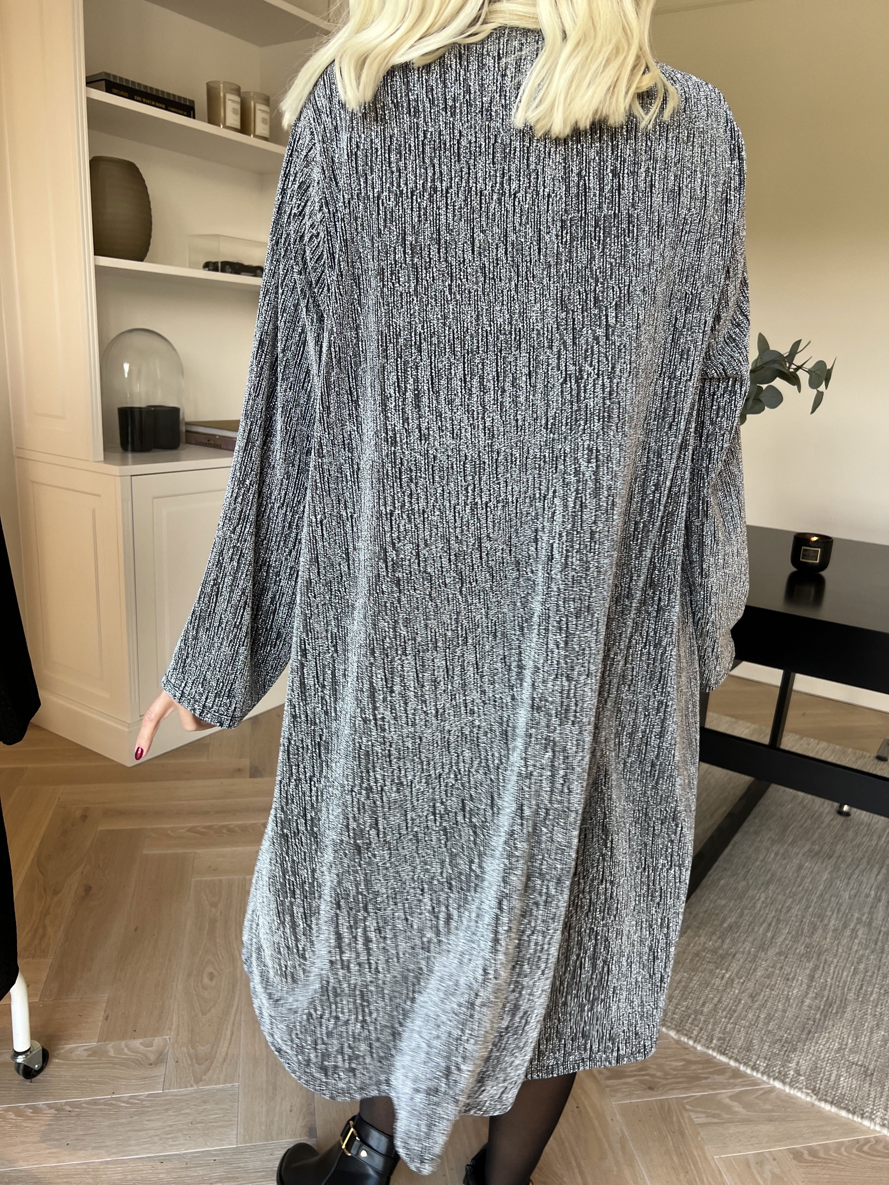 Noelia - Kjole med glimmertråde og guld broche