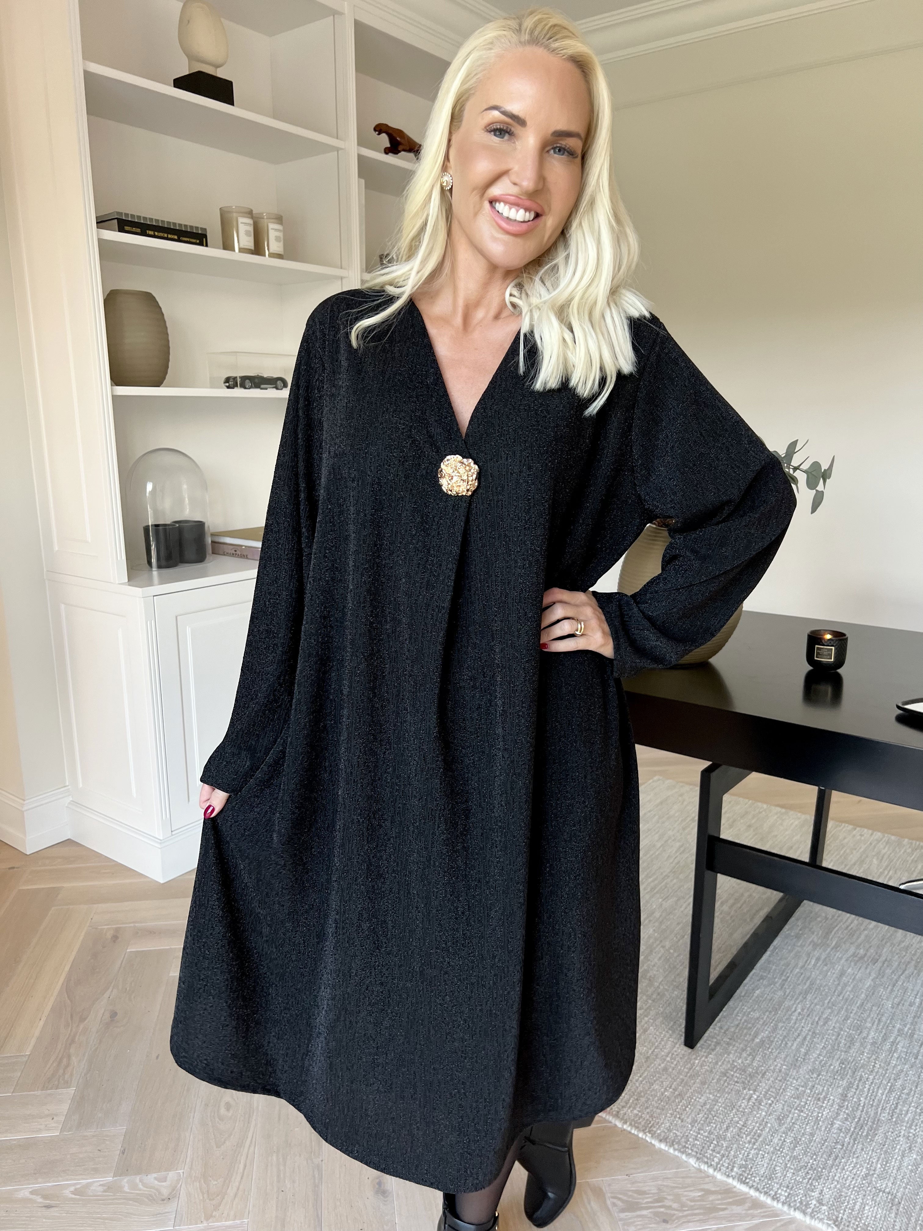 Noelia - Kjole med glimmertråde og guld broche