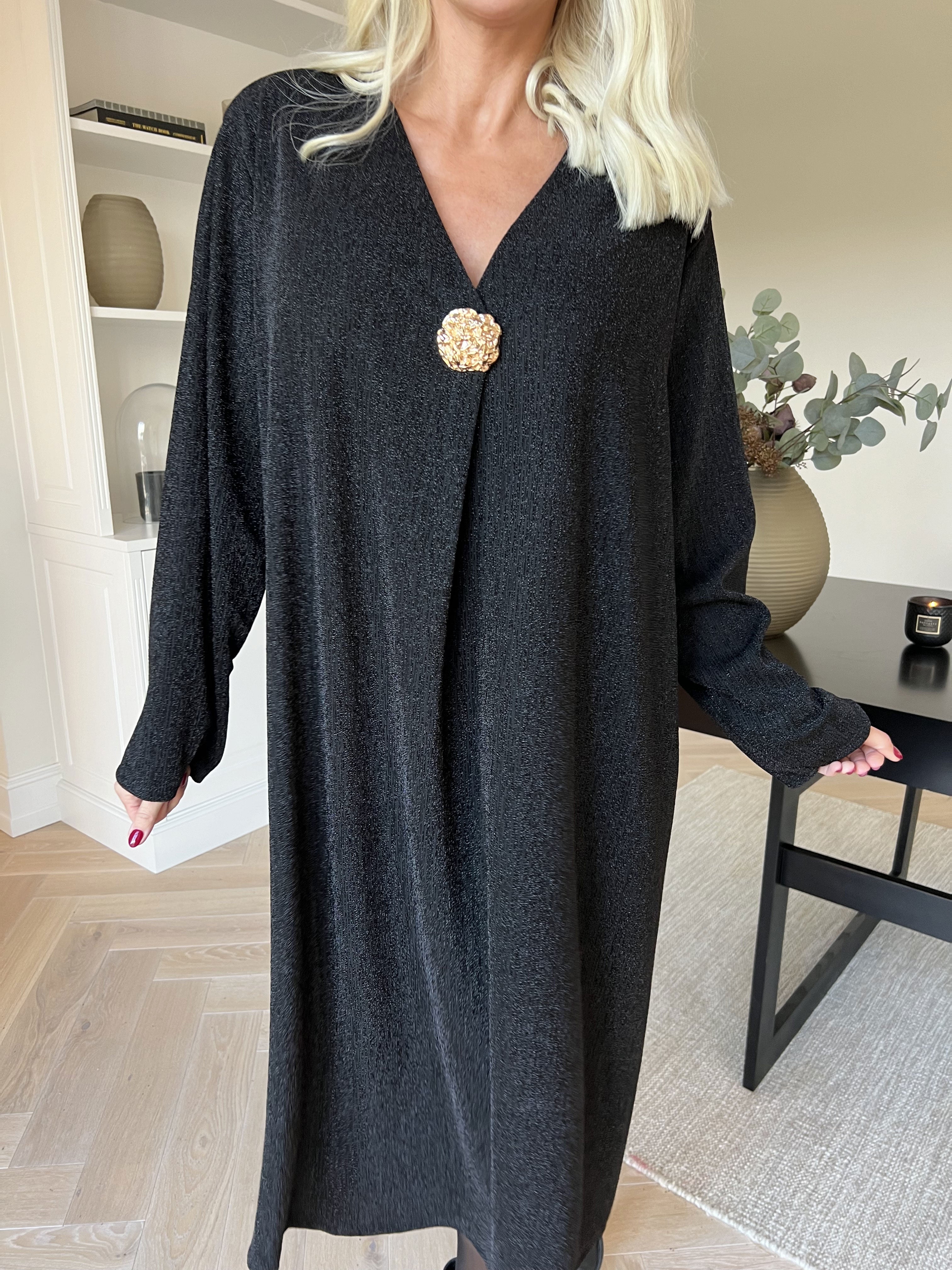 Noelia - Kjole med glimmertråde og guld broche