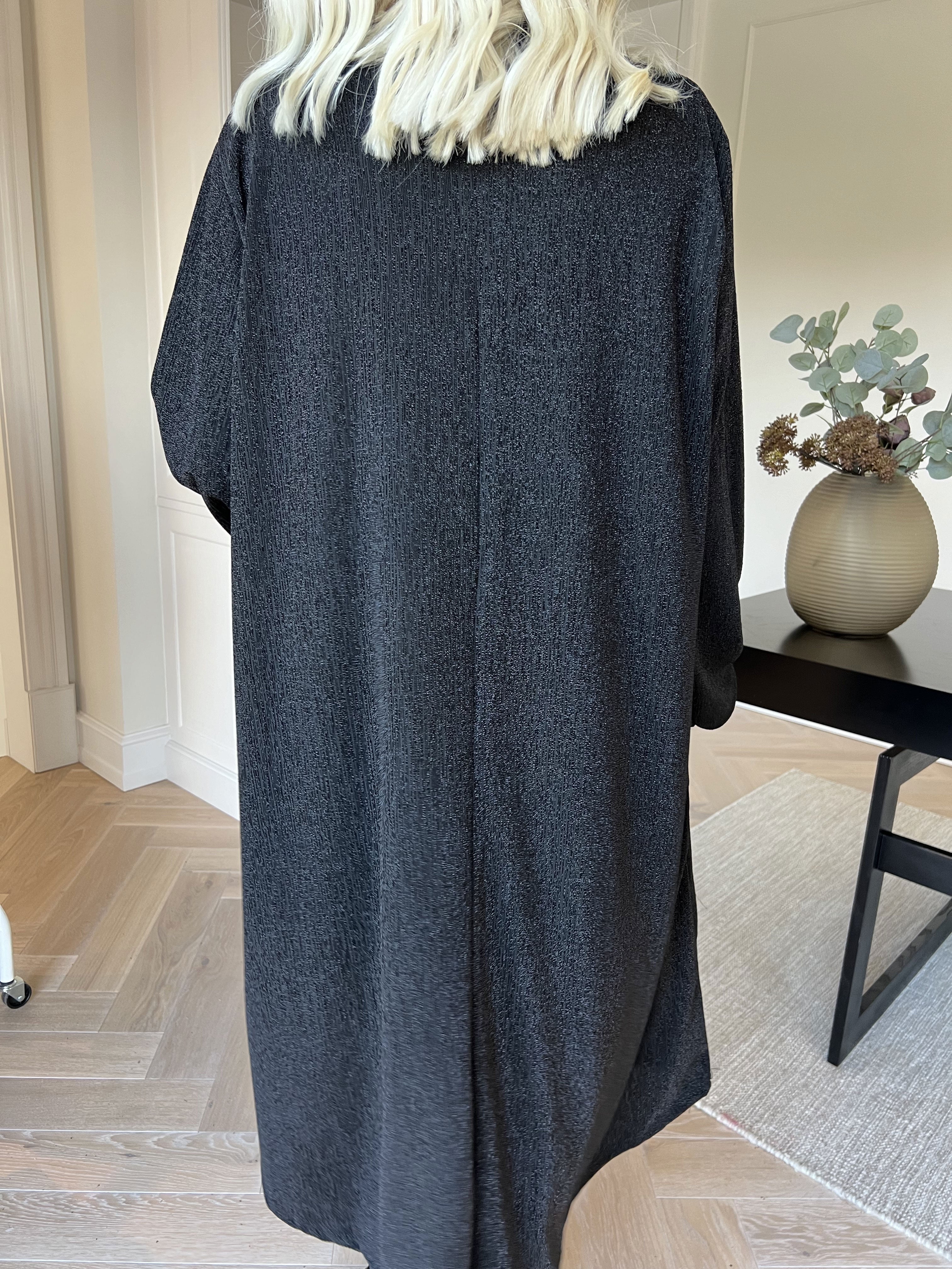 Noelia - Kjole med glimmertråde og guld broche