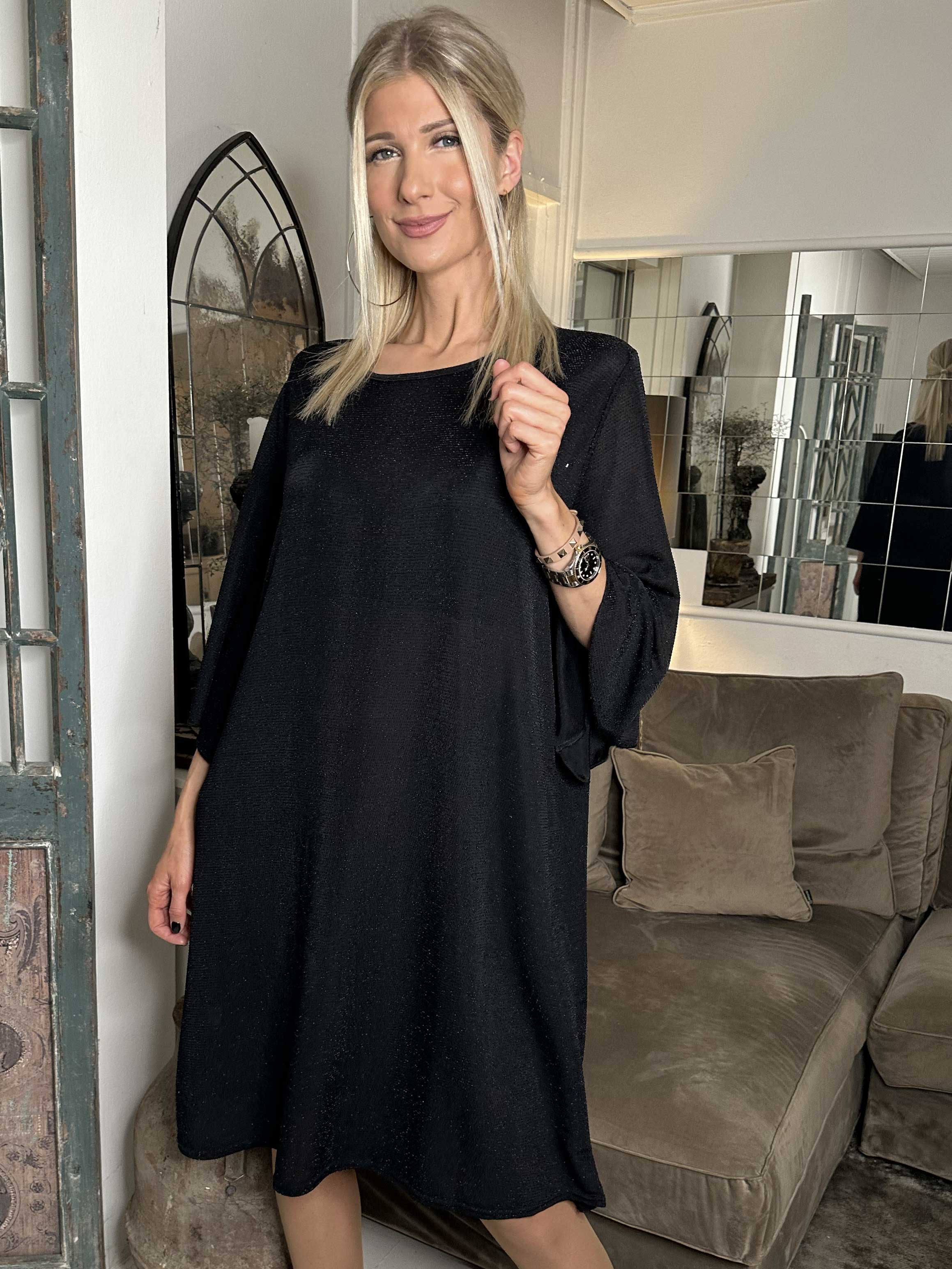 Noemi Glitter - Løs kjole med vidde ærmer og glimmertråde