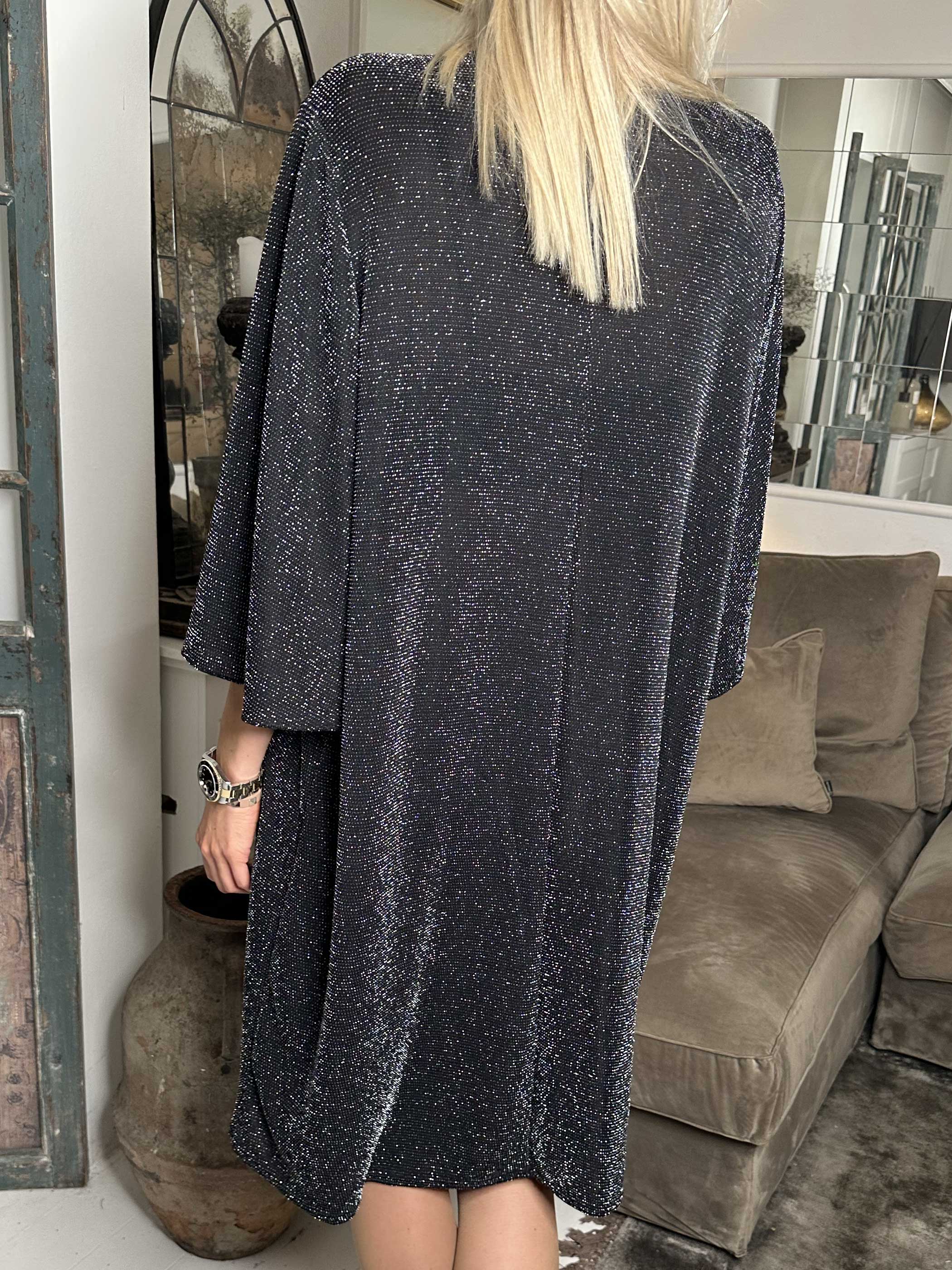 Noemi Glitter - Løs kjole med vidde ærmer og glimmertråde