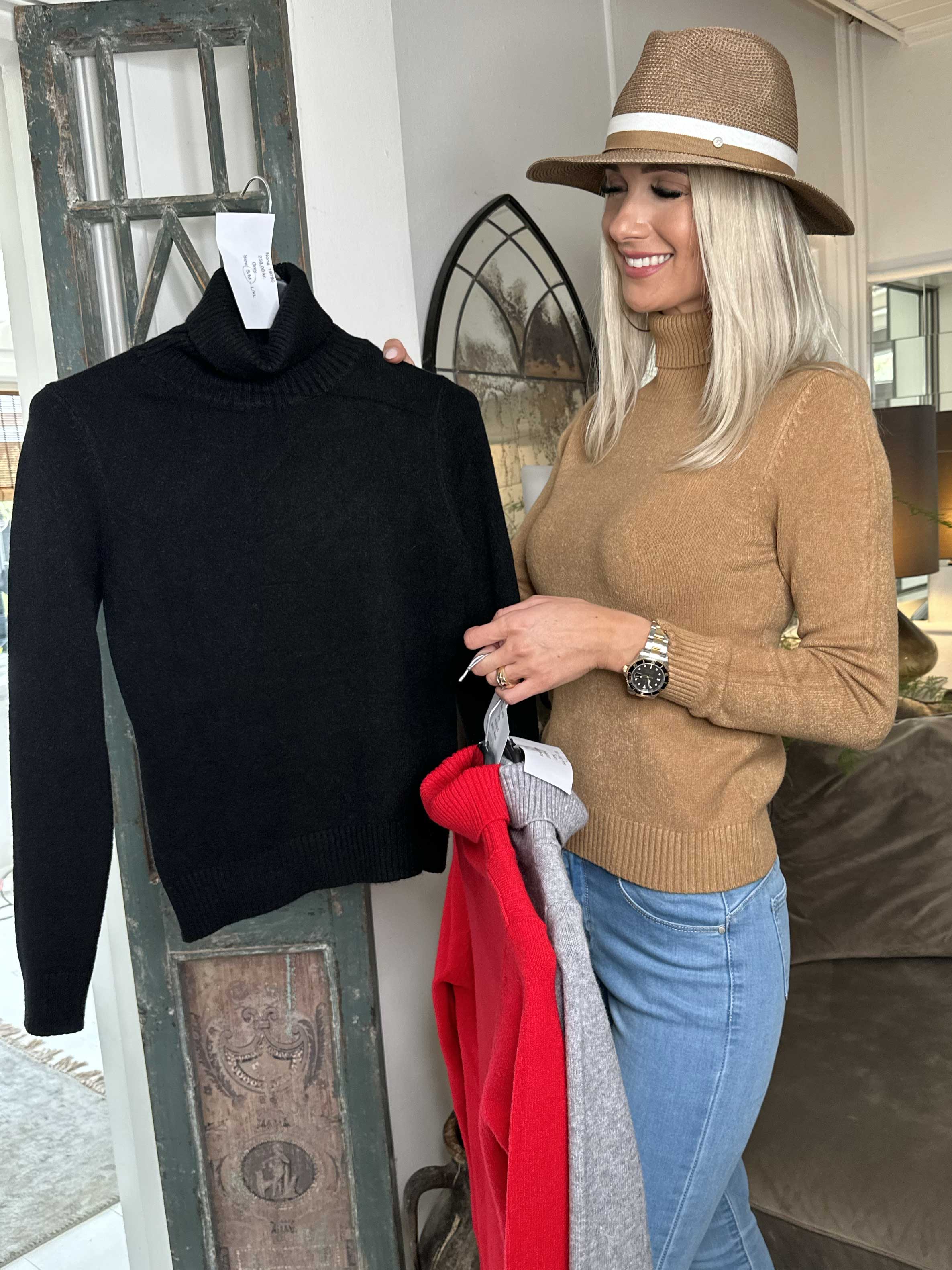 Nona - Blød simpel strikbluse med rullekrave