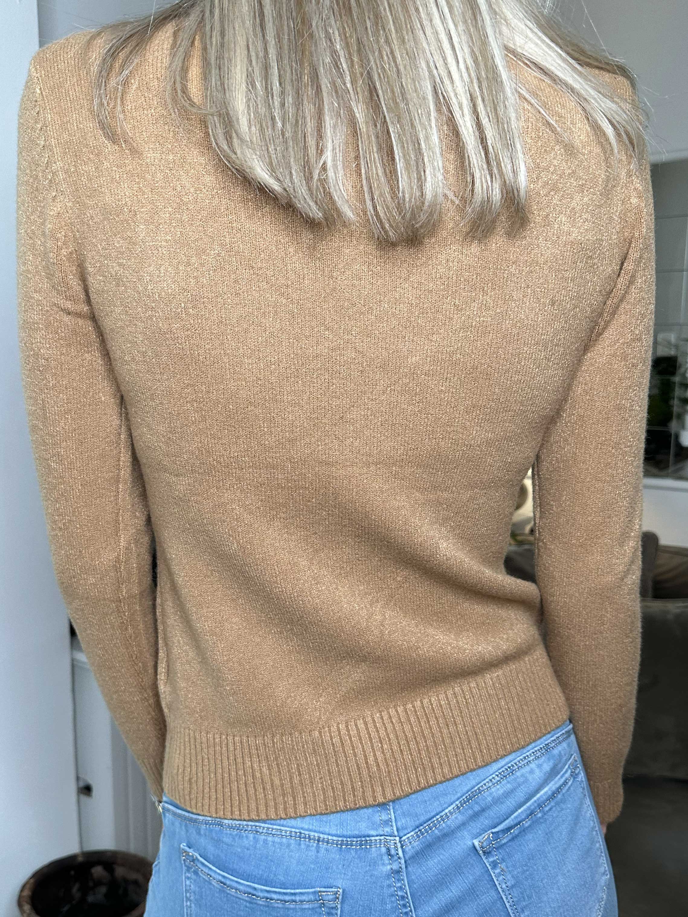 Nona - Blød simpel strikbluse med rullekrave