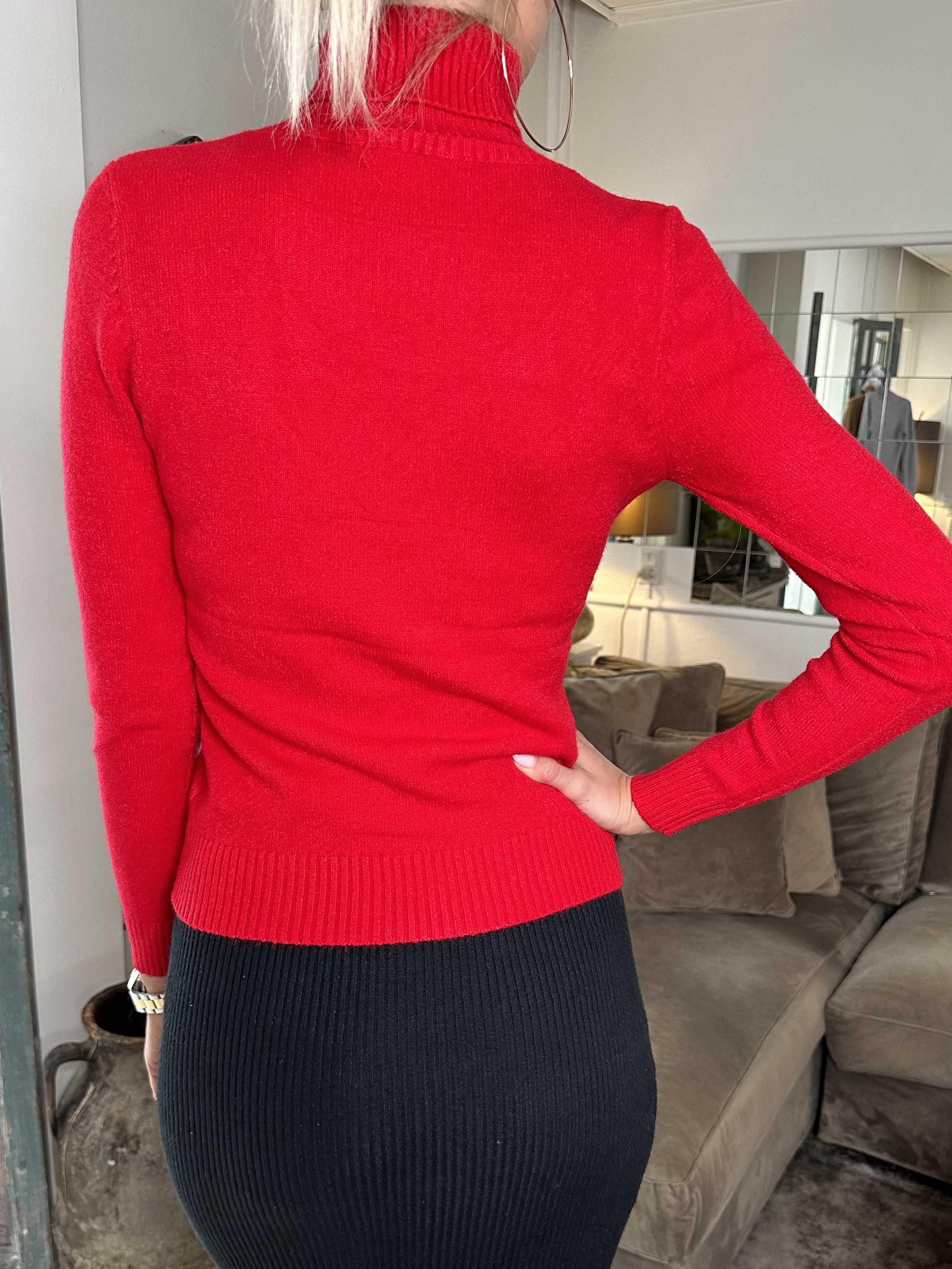 Nona - Blød simpel strikbluse med rullekrave