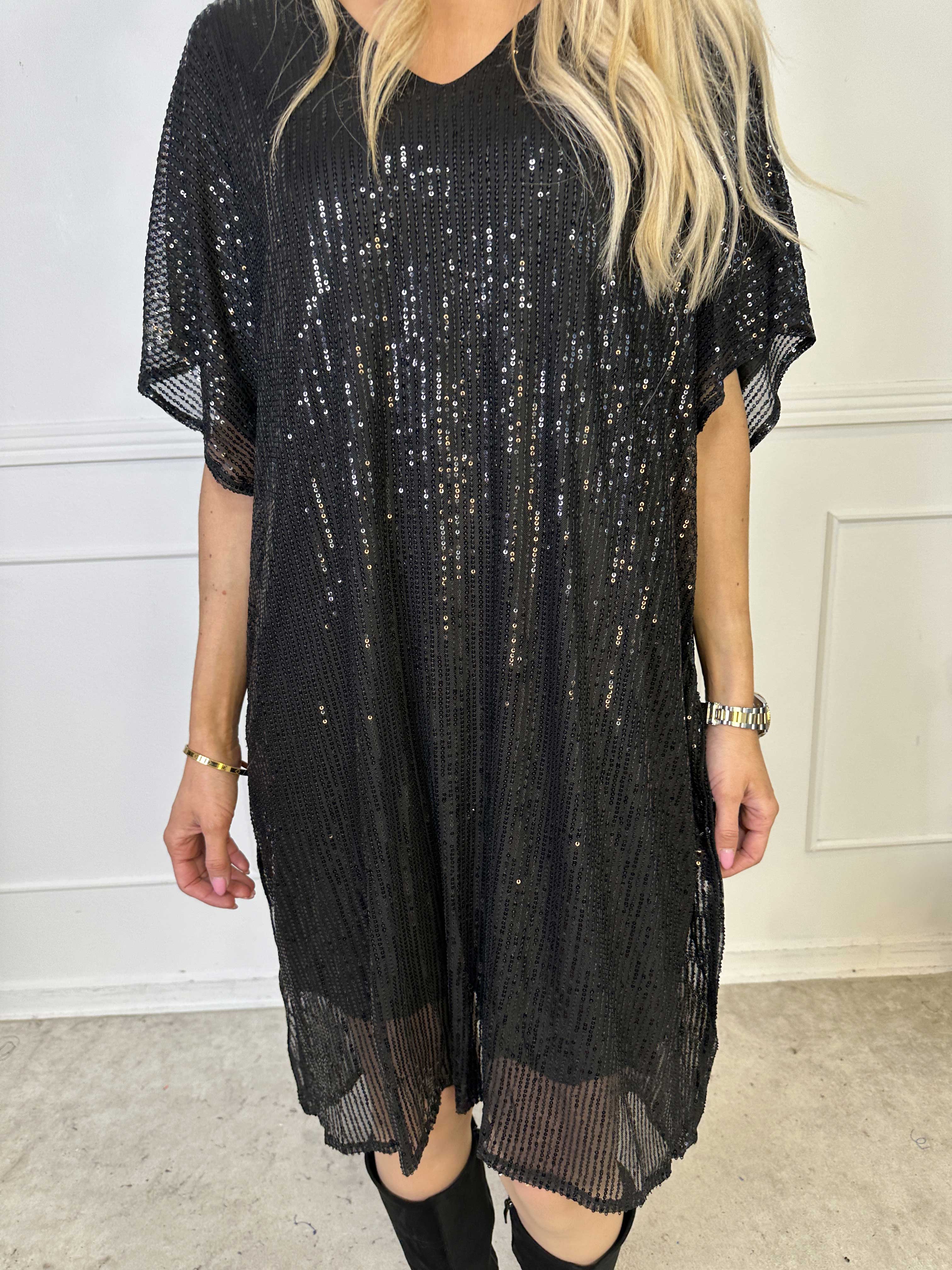 Norian - Festlig tunikakjole med pailletter og v-udskæring