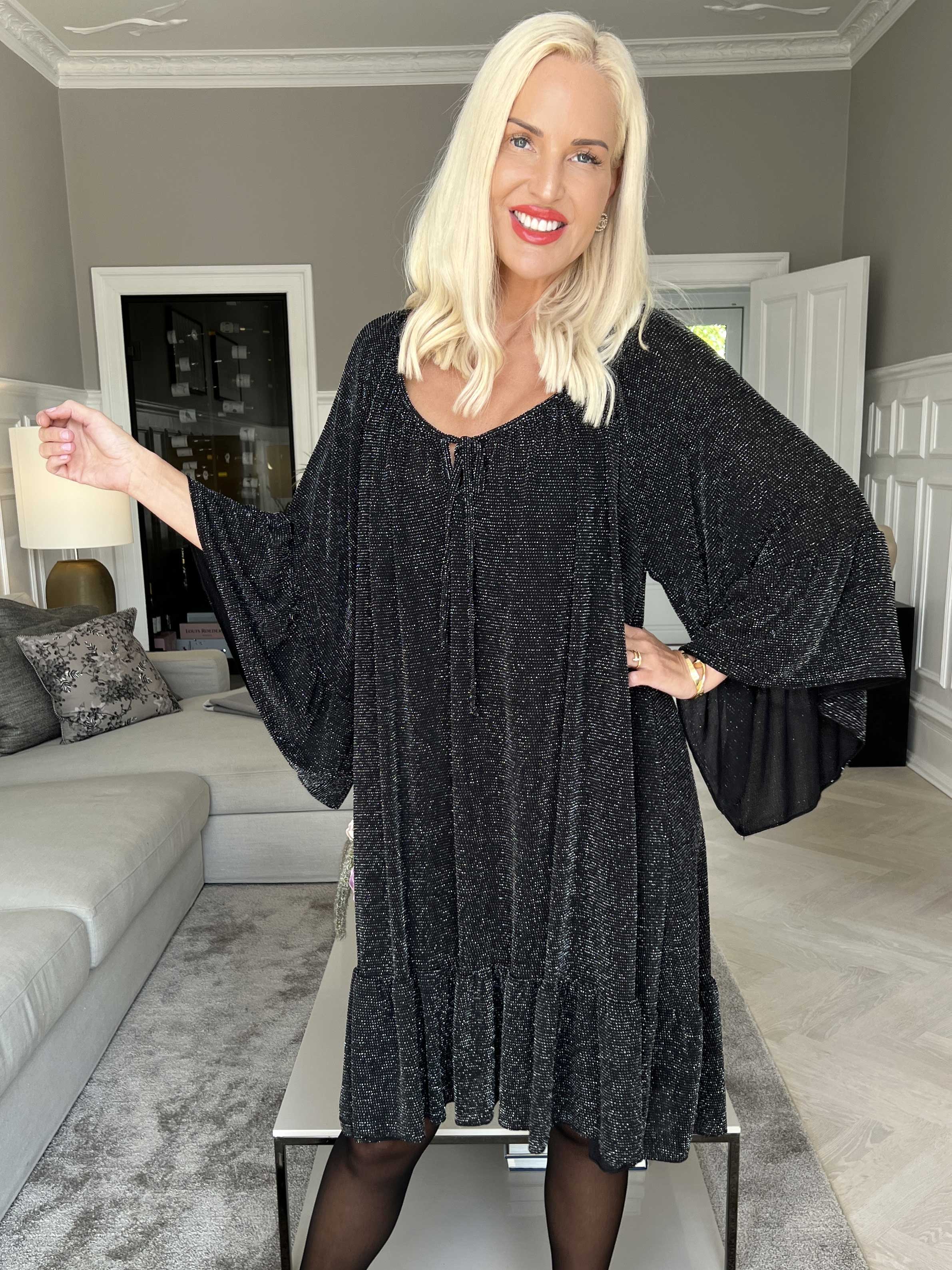 Novia Glitter - Elastisk kjole med glimmertråde og flæser