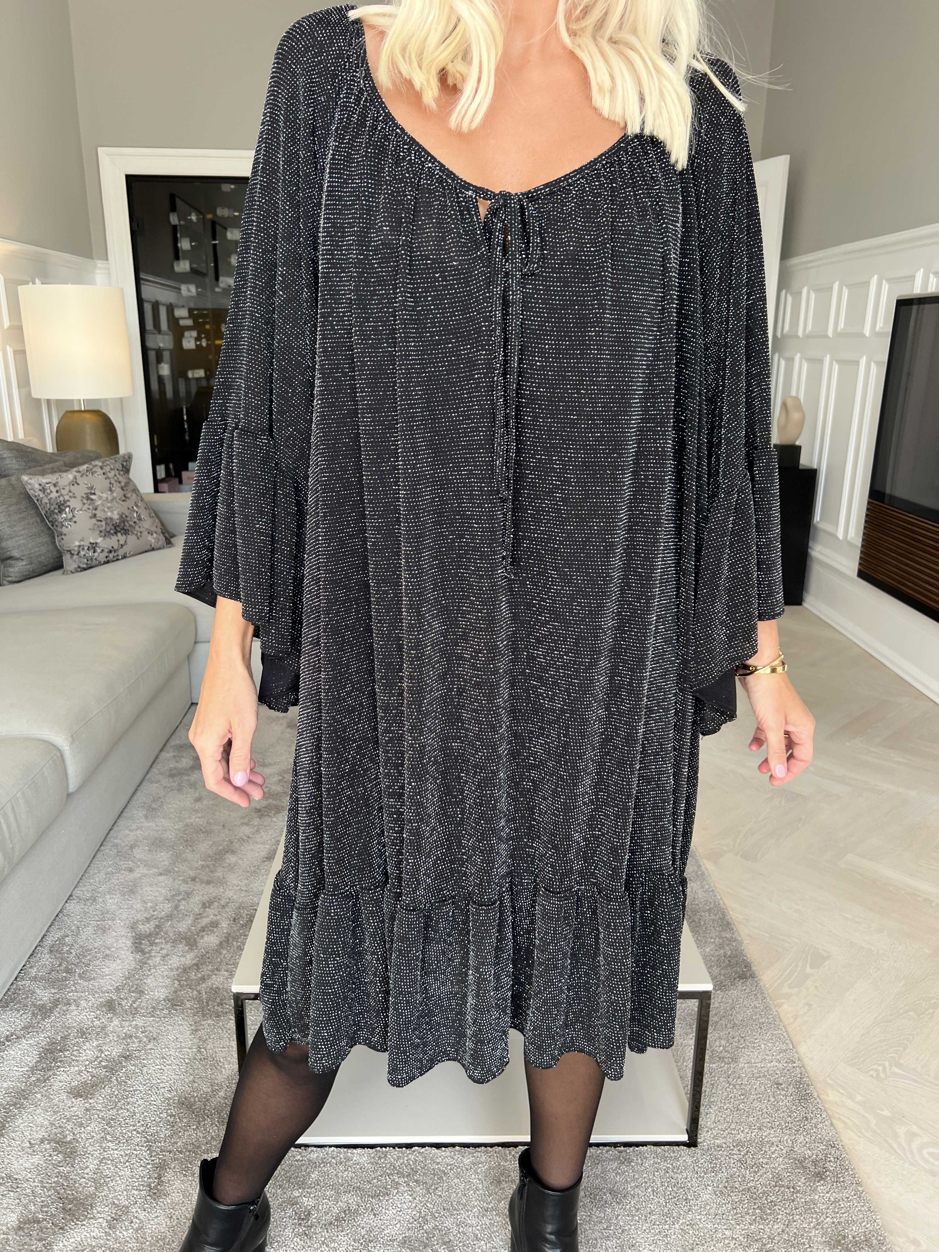 Novia Glitter - Elastisk kjole med glimmertråde og flæser