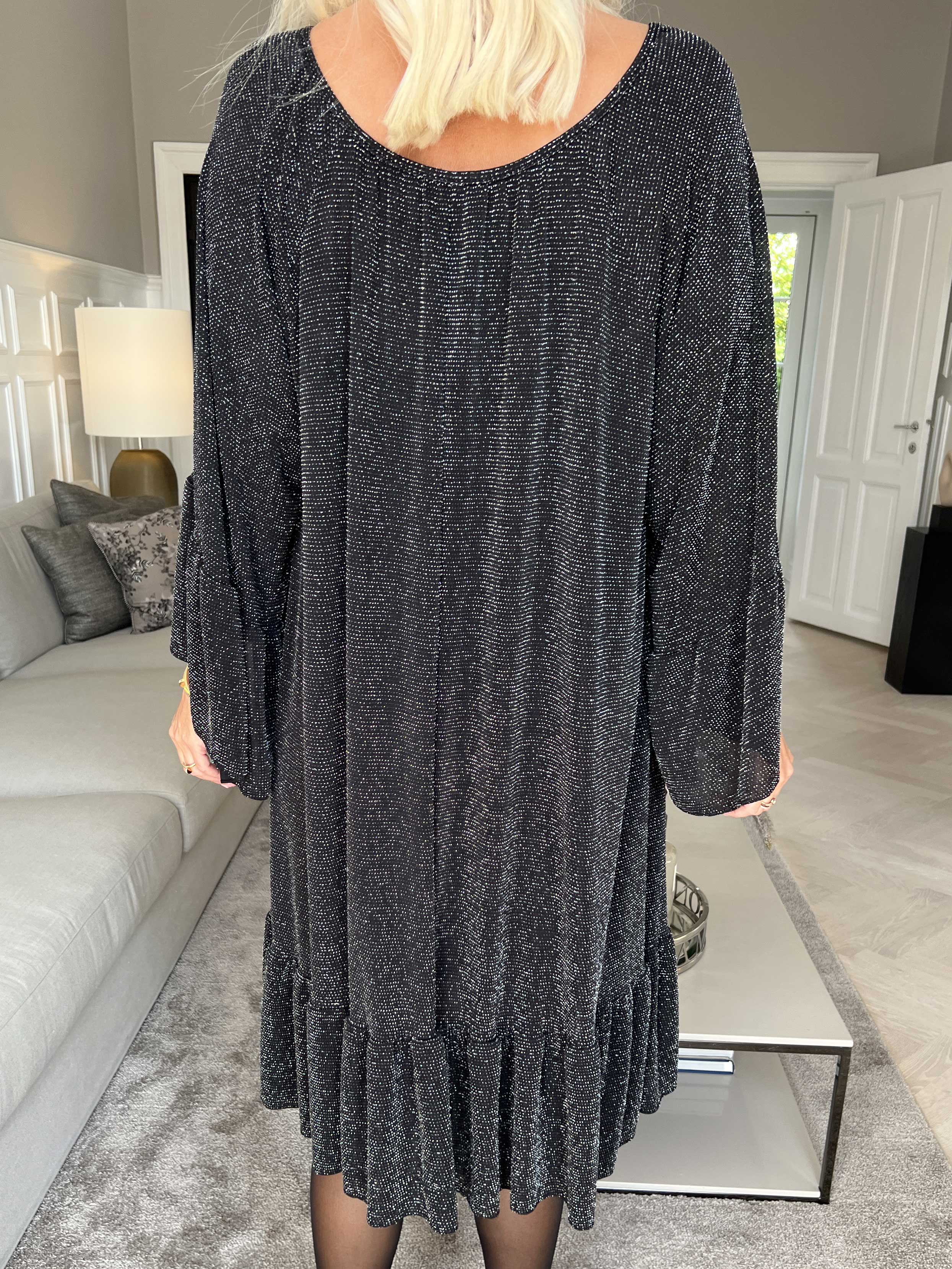 Novia Glitter - Elastisk kjole med glimmertråde og flæser