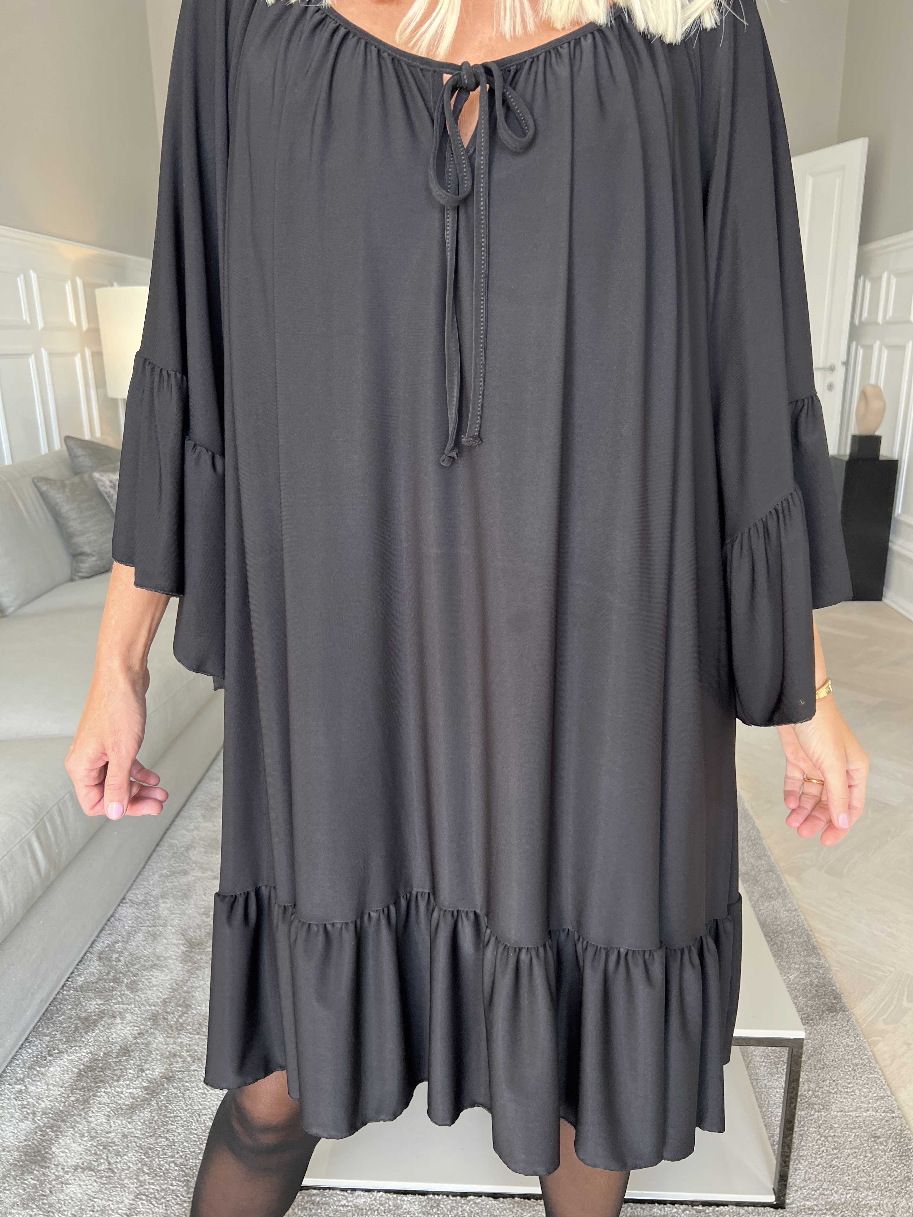 Novia - Sort elastisk kjole med flæser