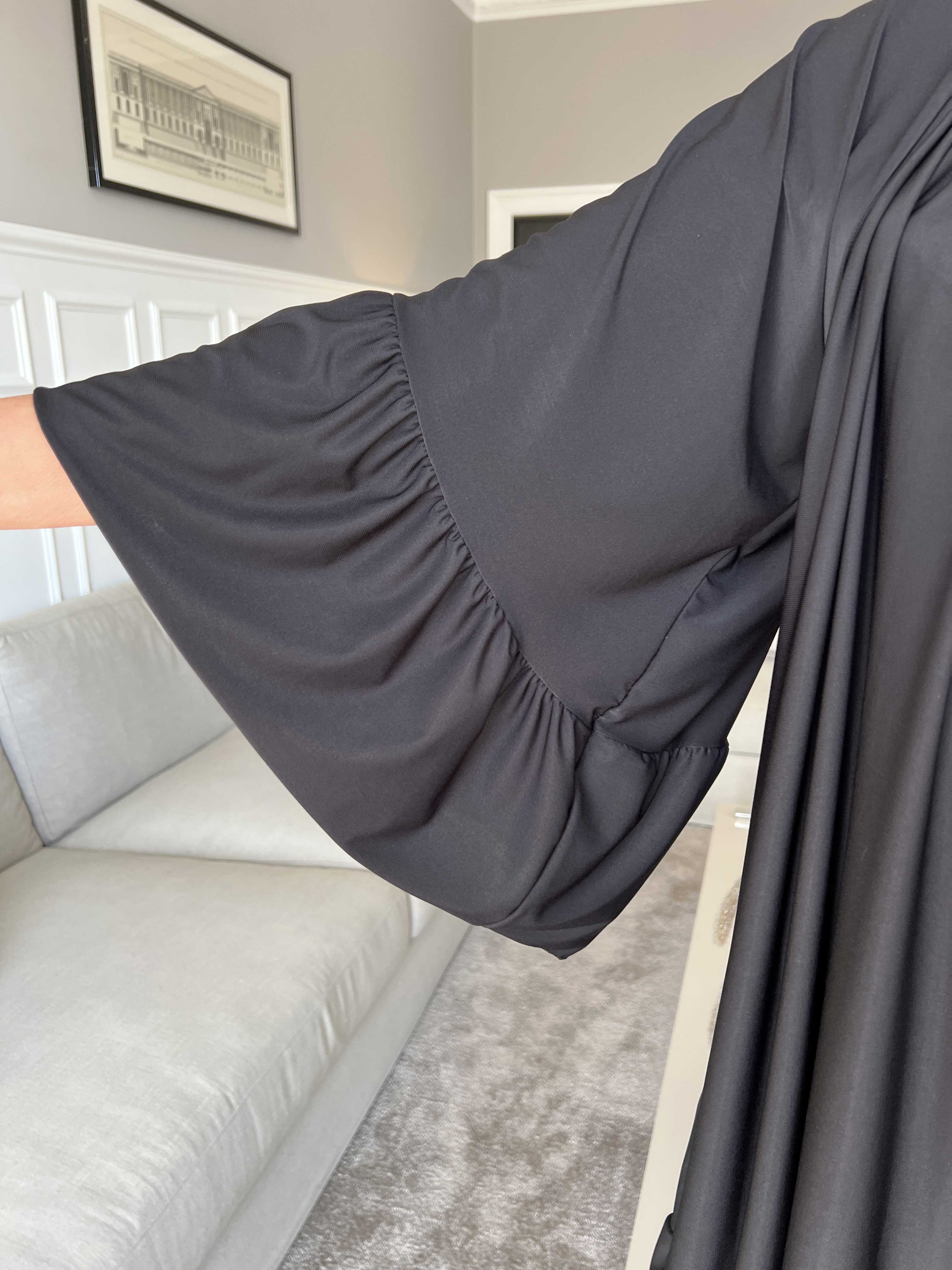 Novia - Sort elastisk kjole med flæser