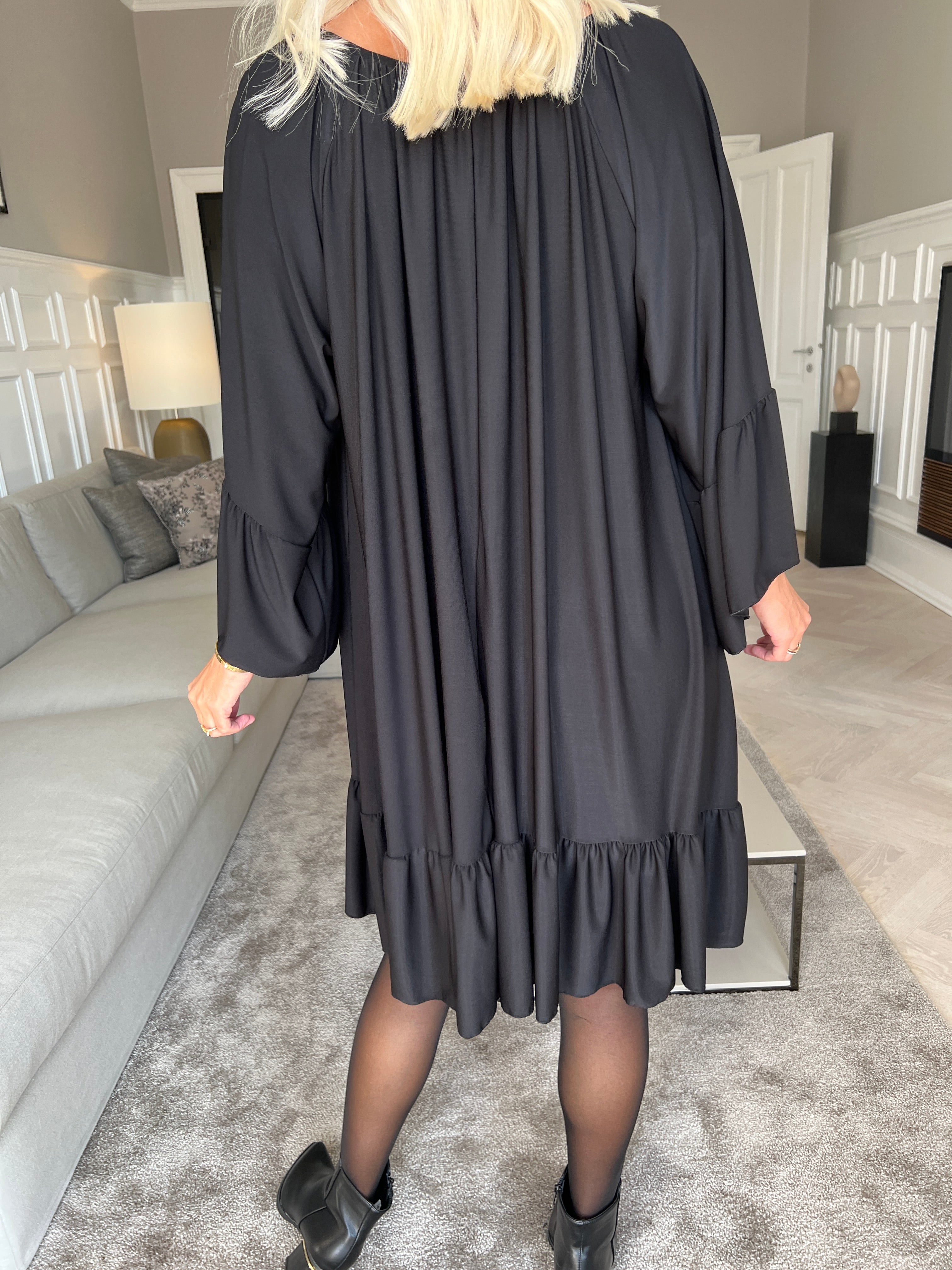 Novia - Sort elastisk kjole med flæser