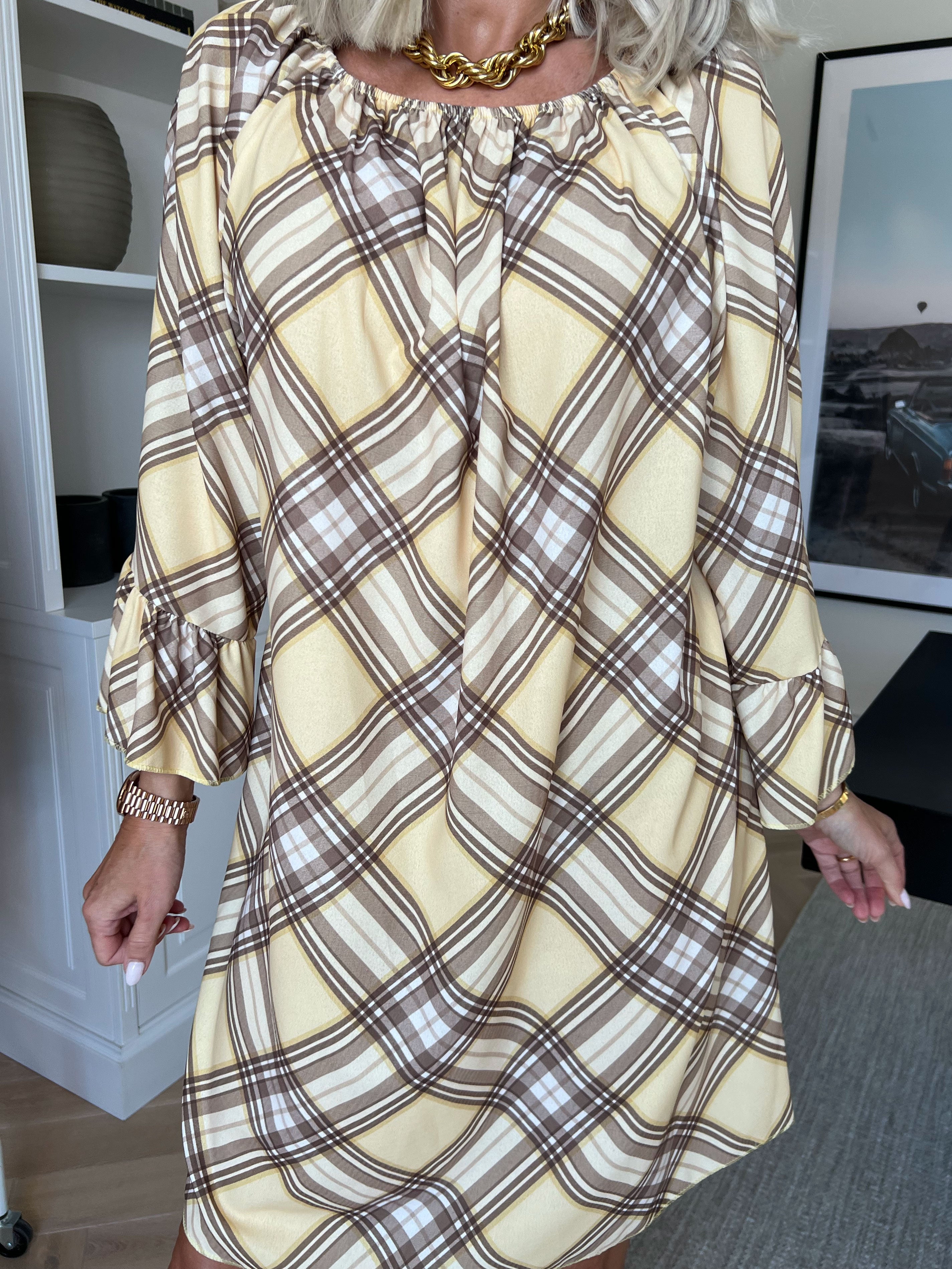 Nubia - Ternet kjole i viskoseblanding med fine flæseærmer