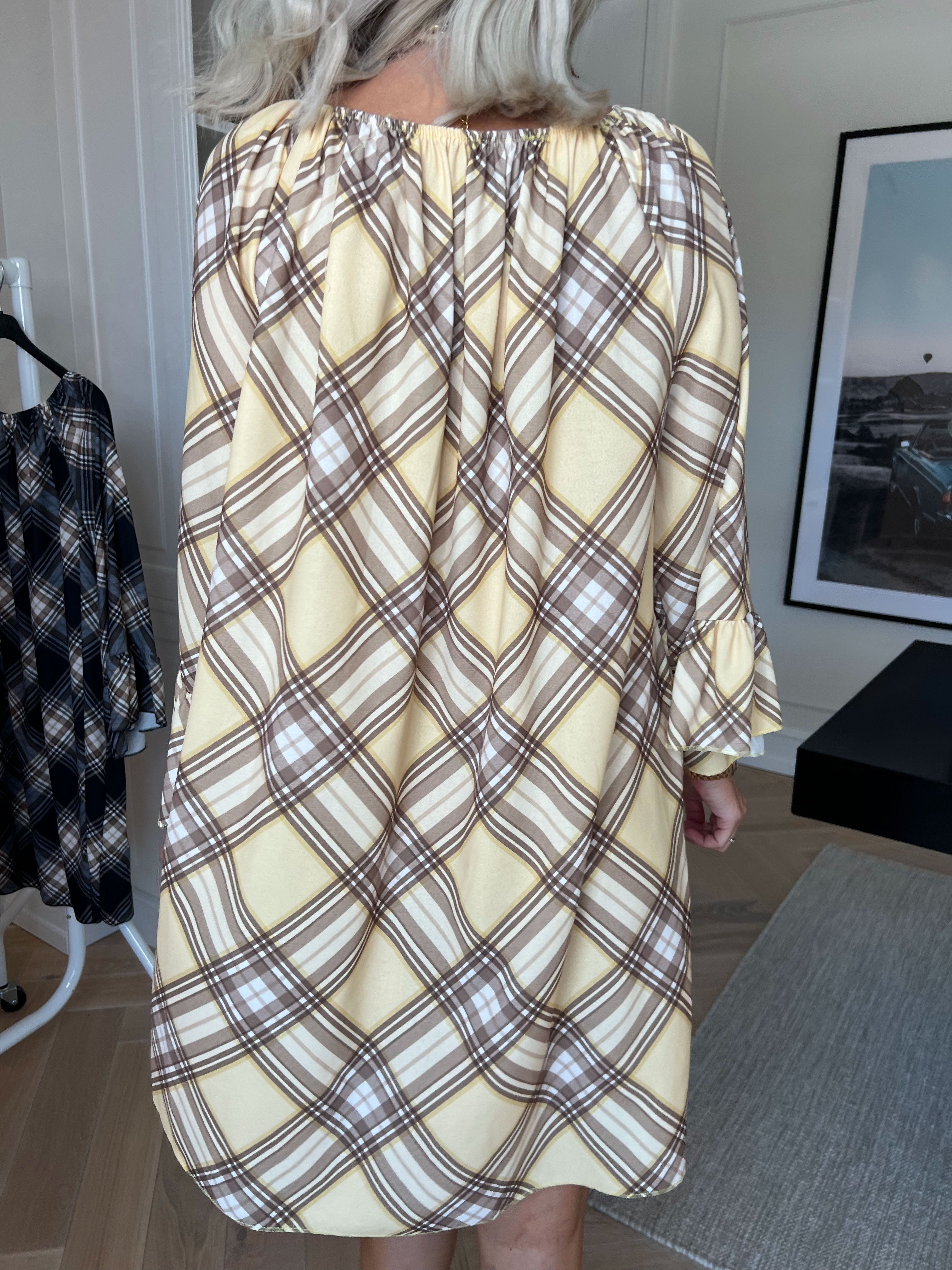 Nubia - Ternet kjole i viskoseblanding med fine flæseærmer