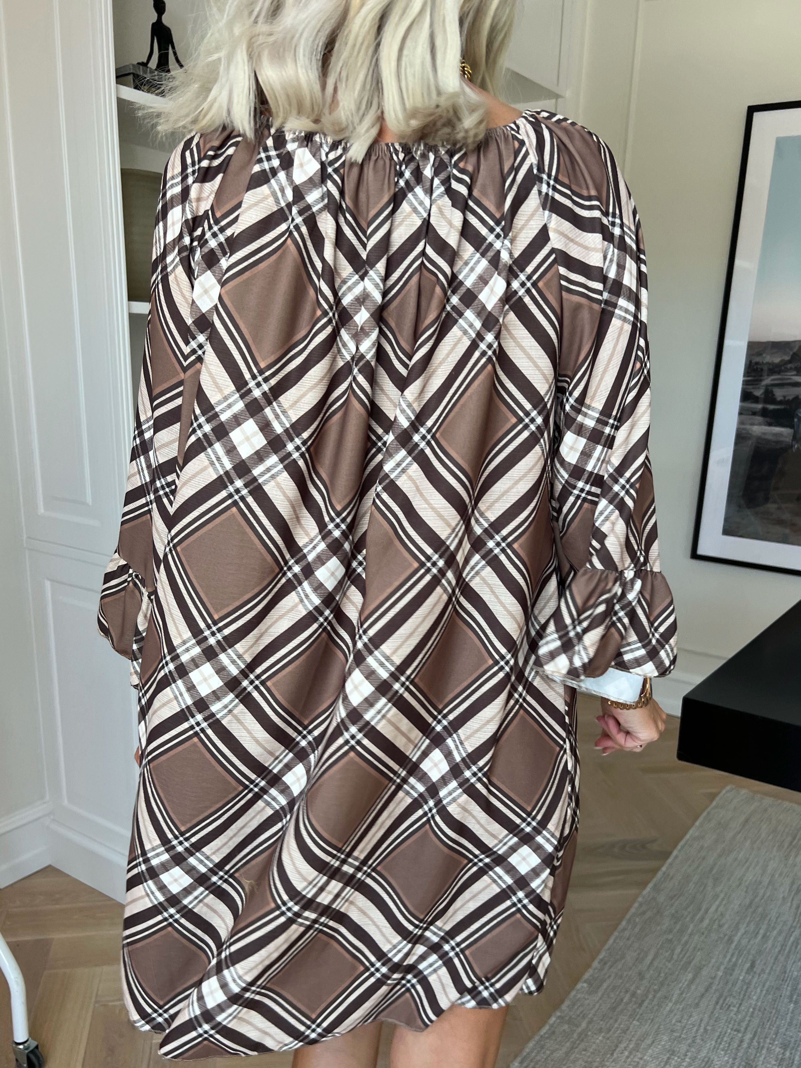 Nubia - Ternet kjole i viskoseblanding med fine flæseærmer