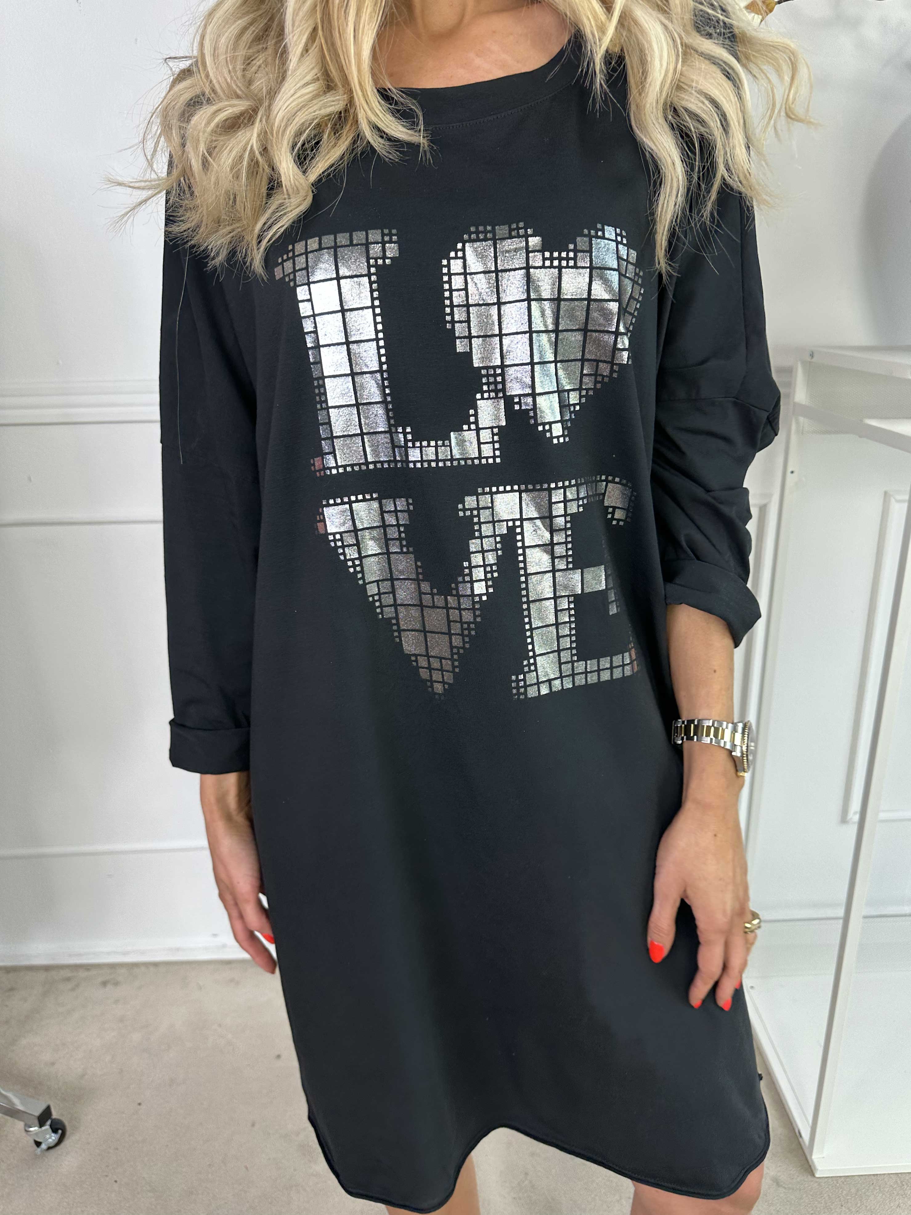 Oaklyn - Blød joggingkjole i bomuld med sølv skrift foran