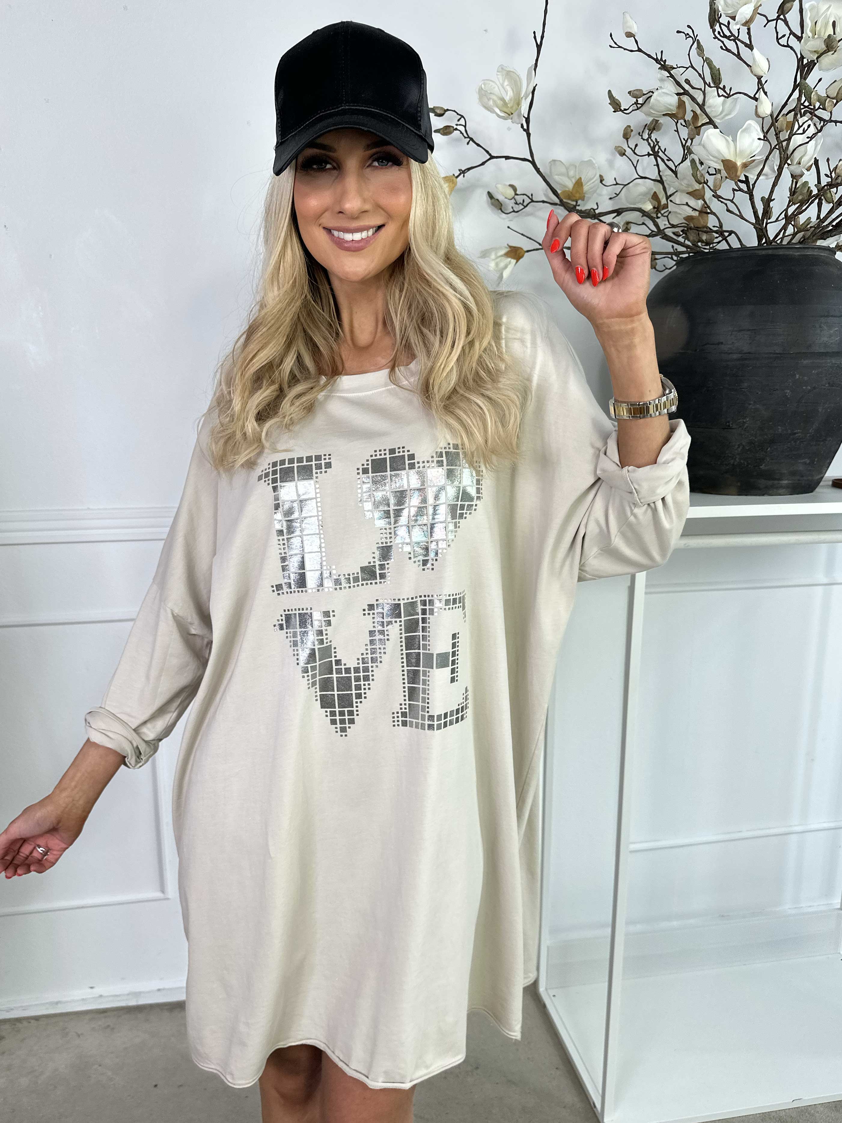 Oaklyn - Blød joggingkjole i bomuld med sølv skrift foran