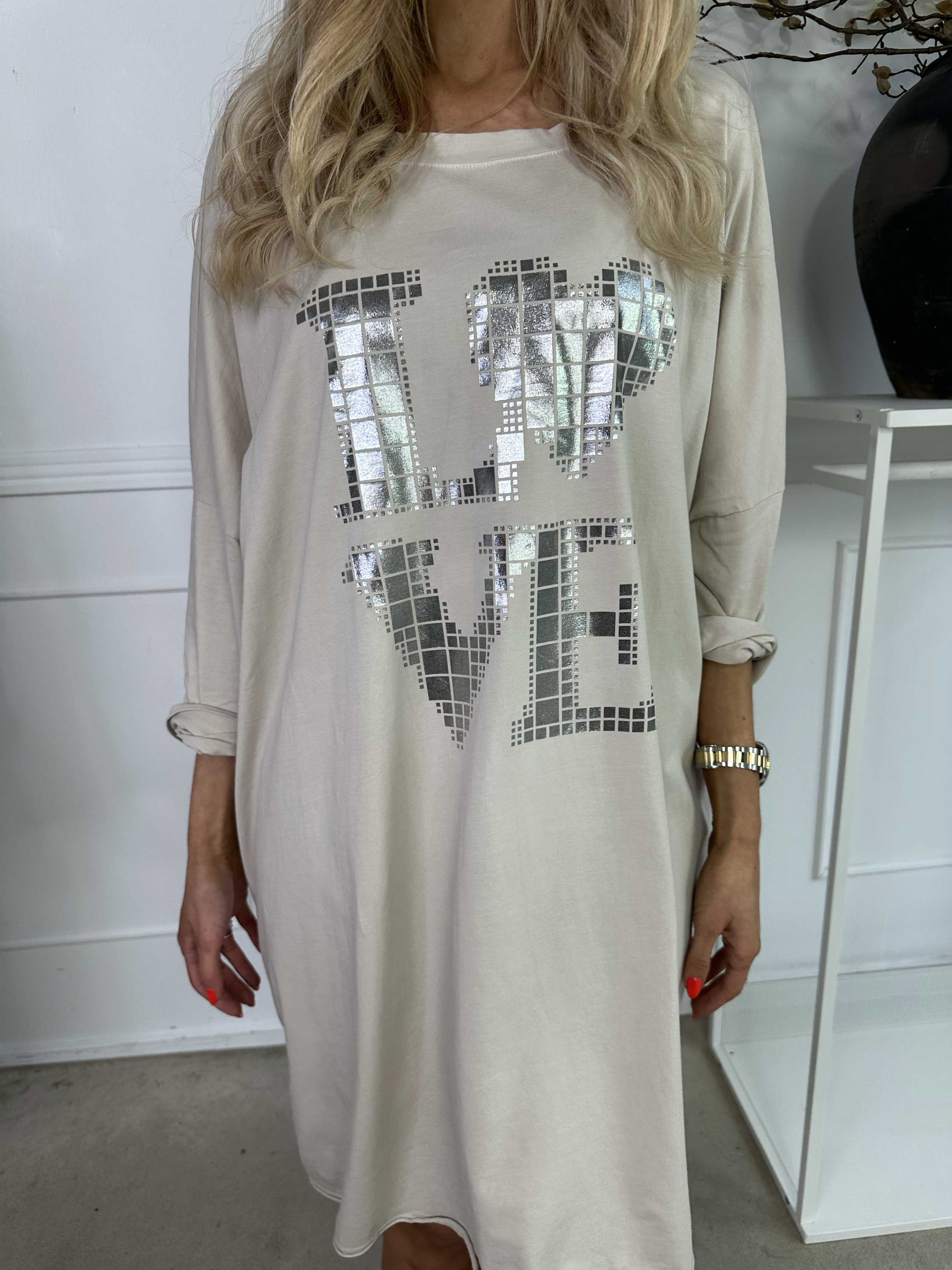 Oaklyn - Blød joggingkjole i bomuld med sølv skrift foran