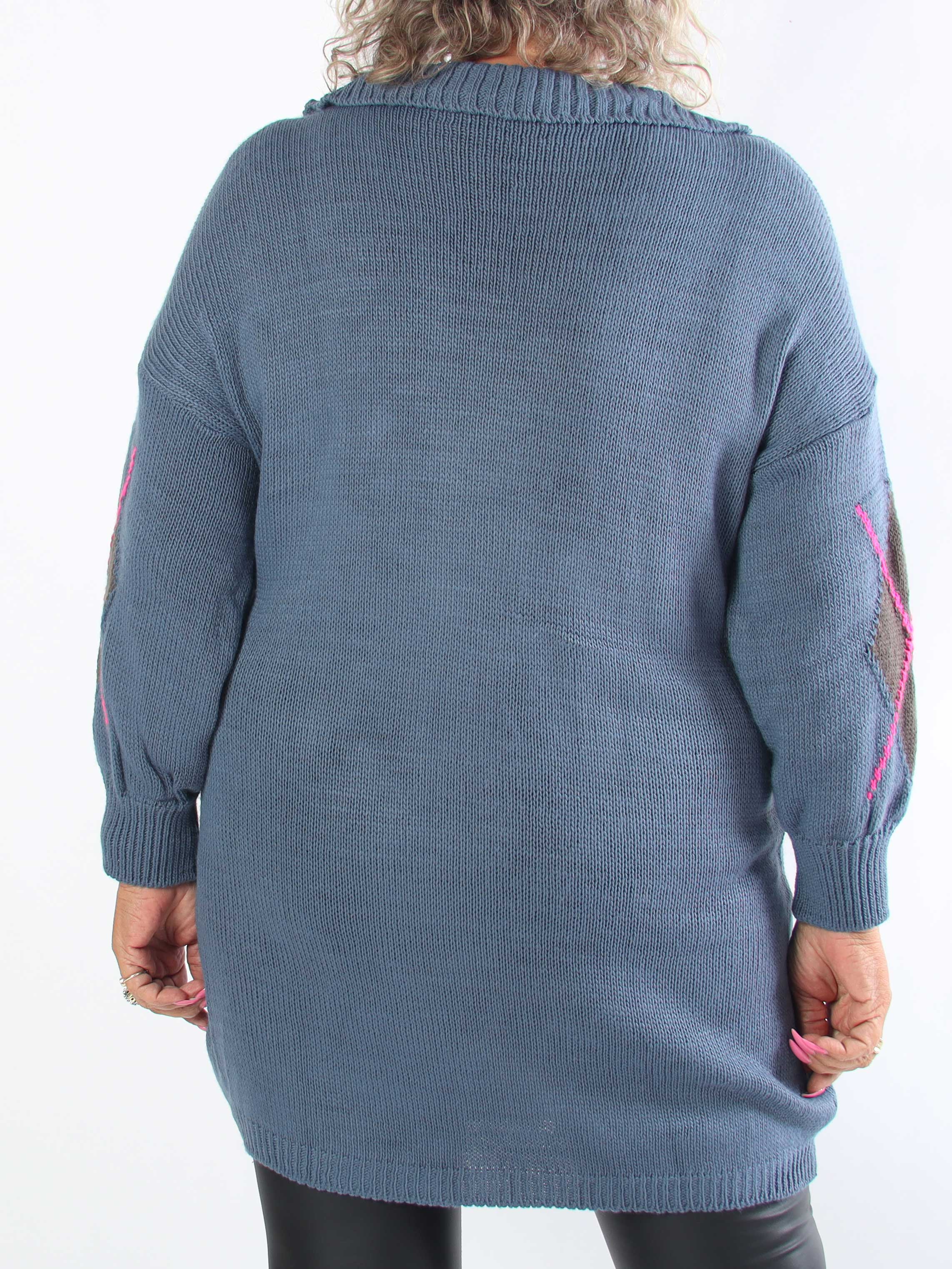 Octavia - Plus size strikkjole med klassisk krave og motiver på front og ærmer