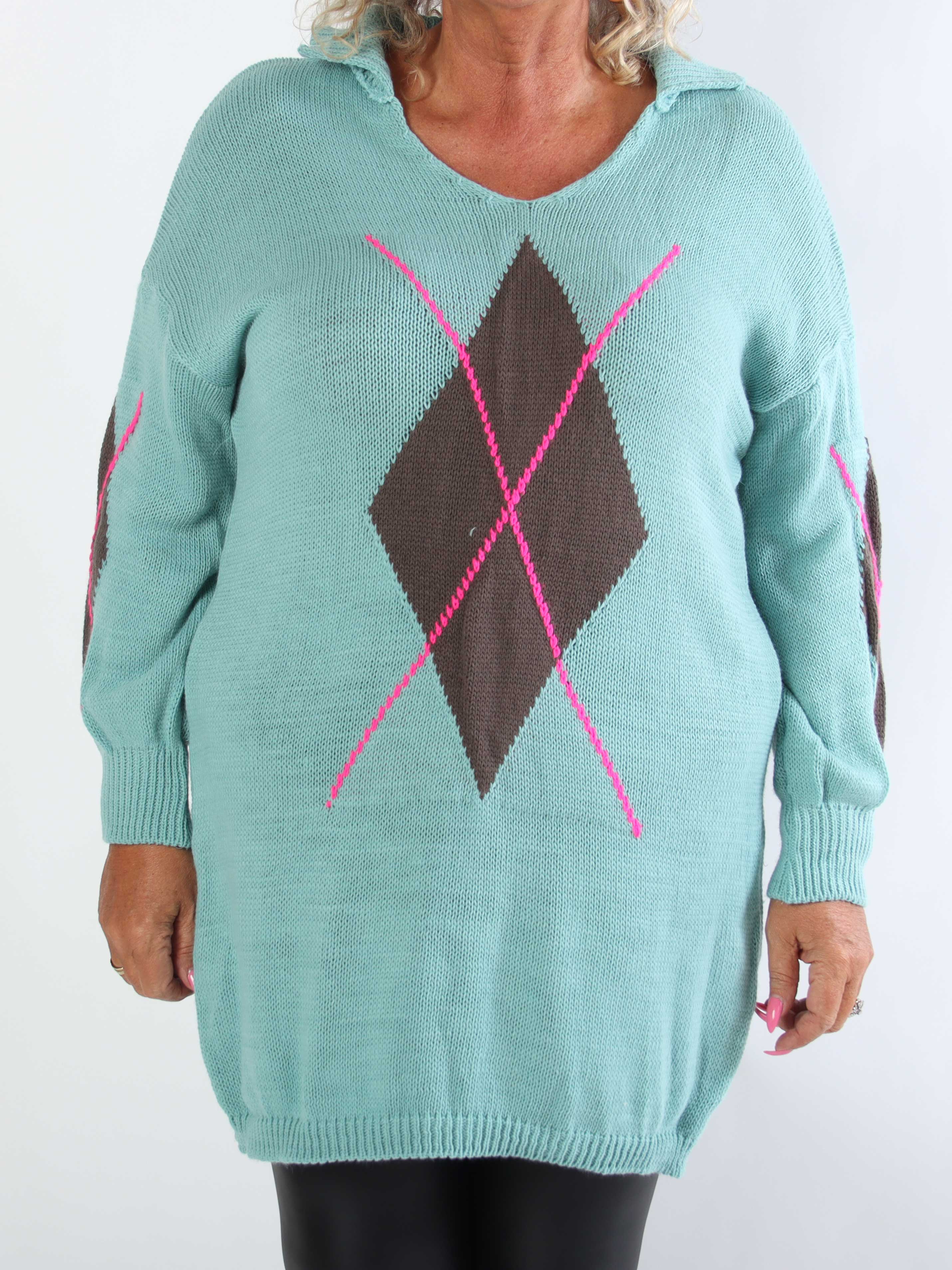 Octavia - Plus size strikkjole med klassisk krave og motiver på front og ærmer