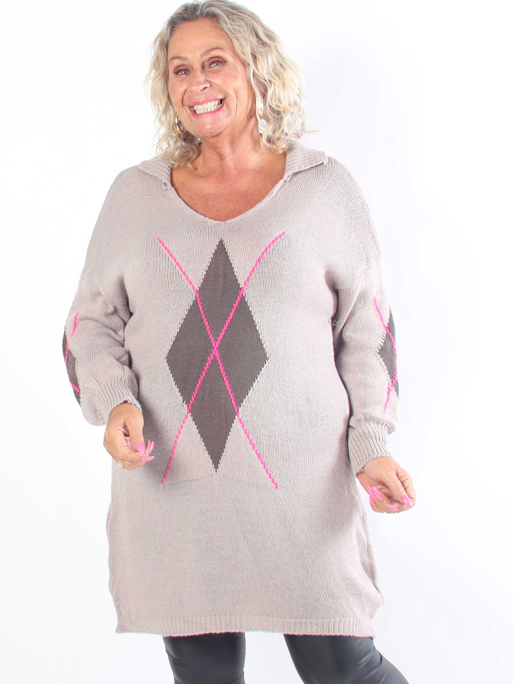 Octavia - Plus size strikkjole med klassisk krave og motiver på front og ærmer