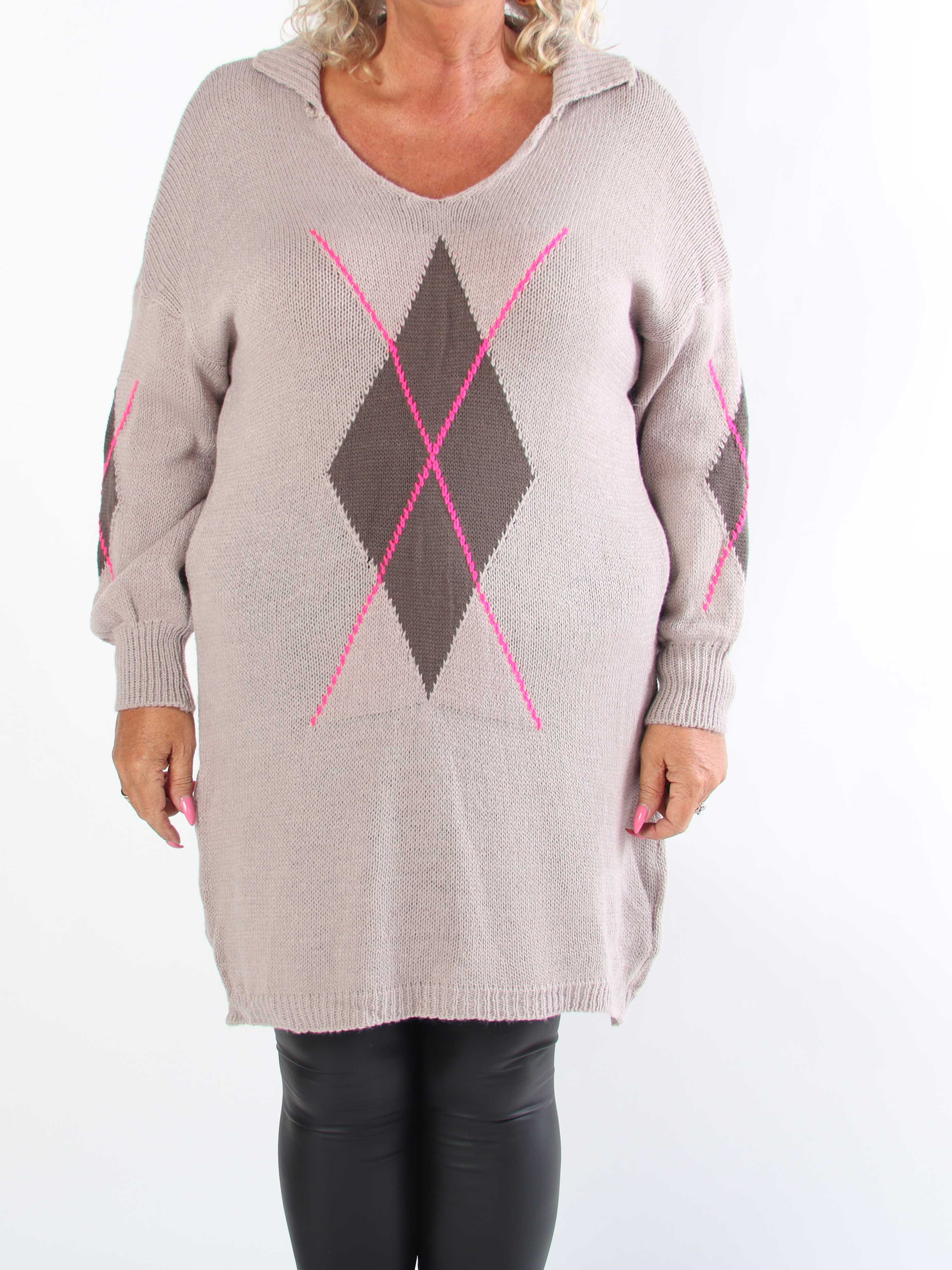 Octavia - Plus size strikkjole med klassisk krave og motiver på front og ærmer