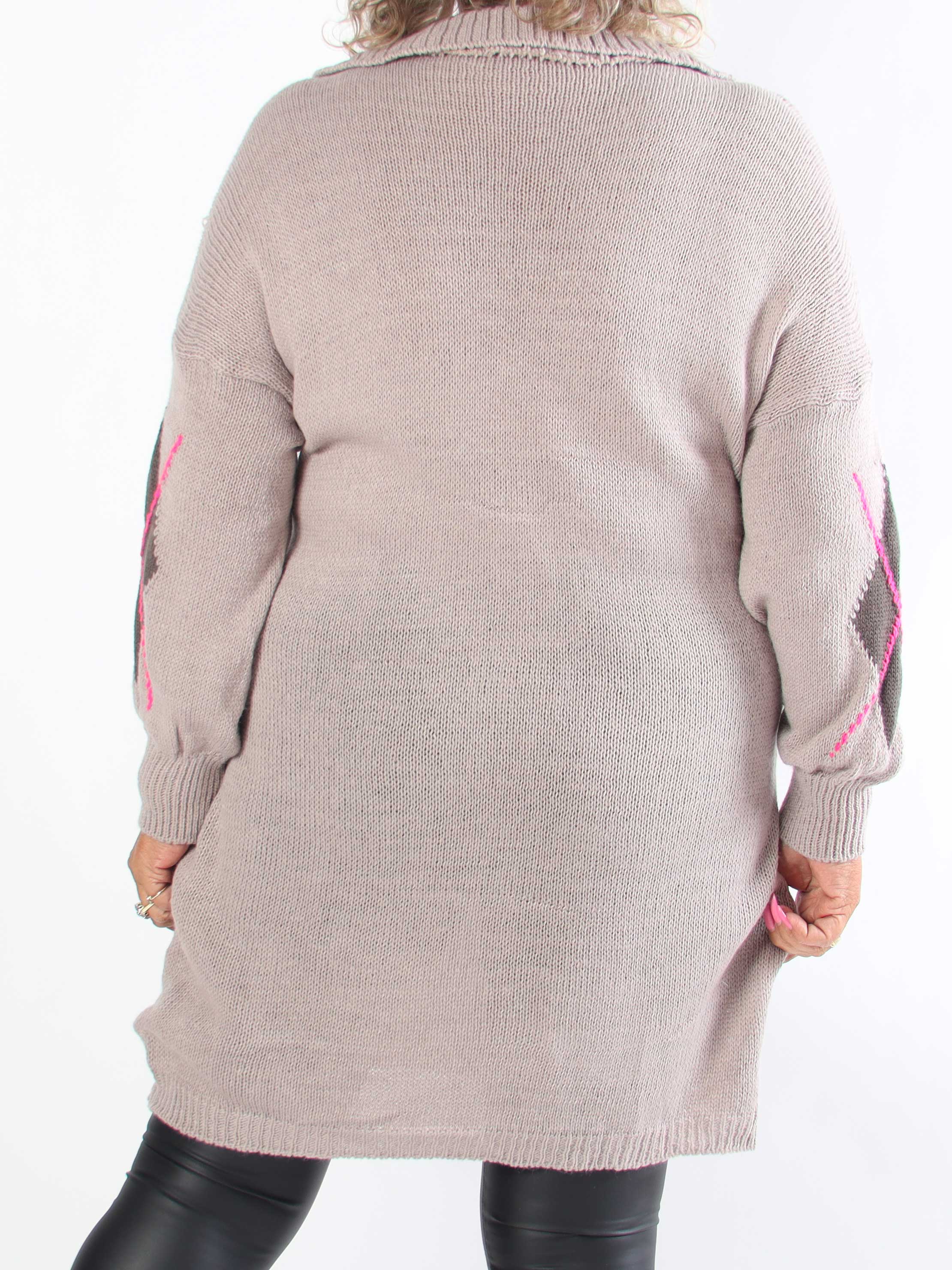 Octavia - Plus size strikkjole med klassisk krave og motiver på front og ærmer