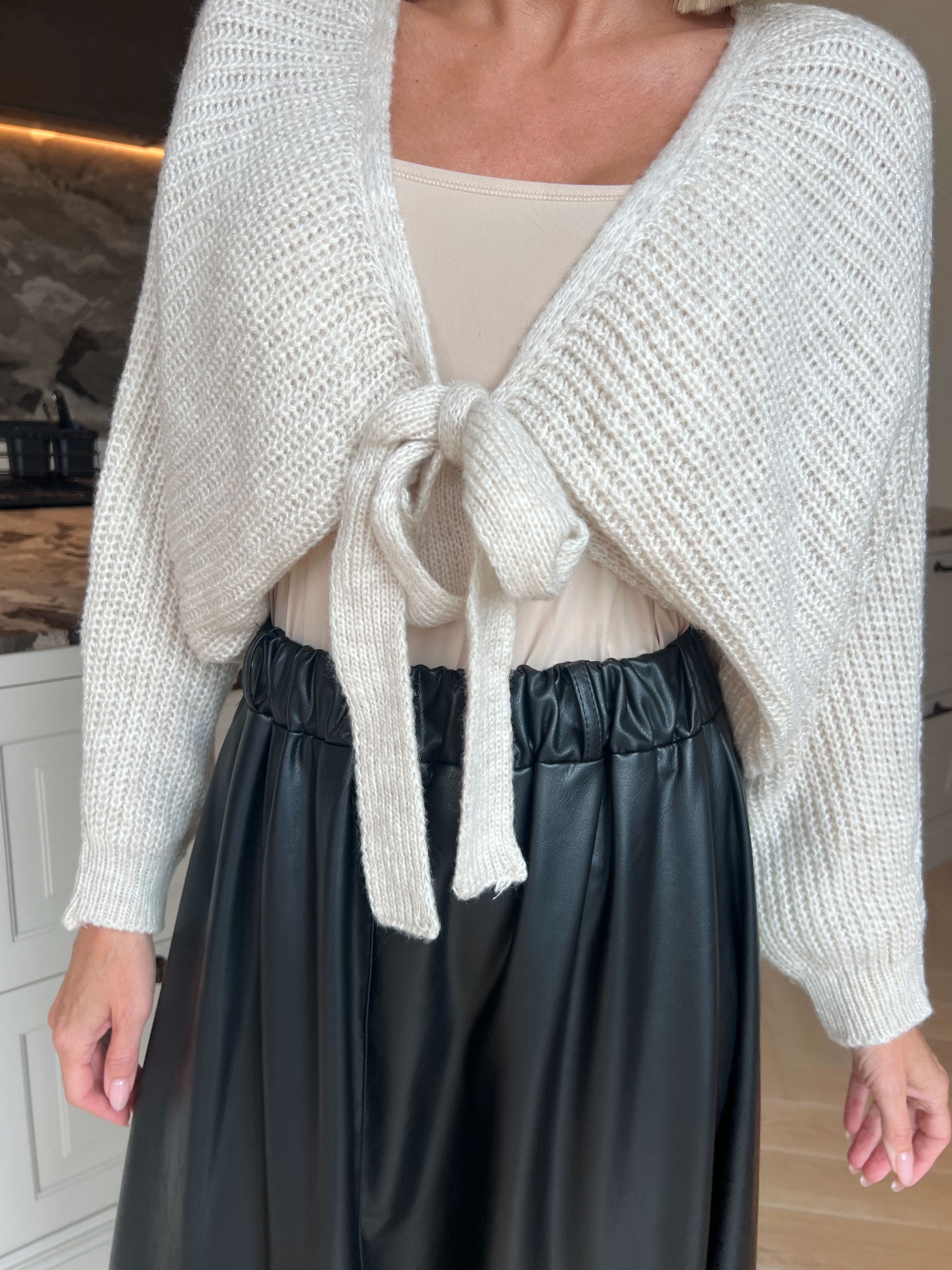 Odette - Kort og feminin strikcardigan, der lukkes med en fin sløjfe ved brystet